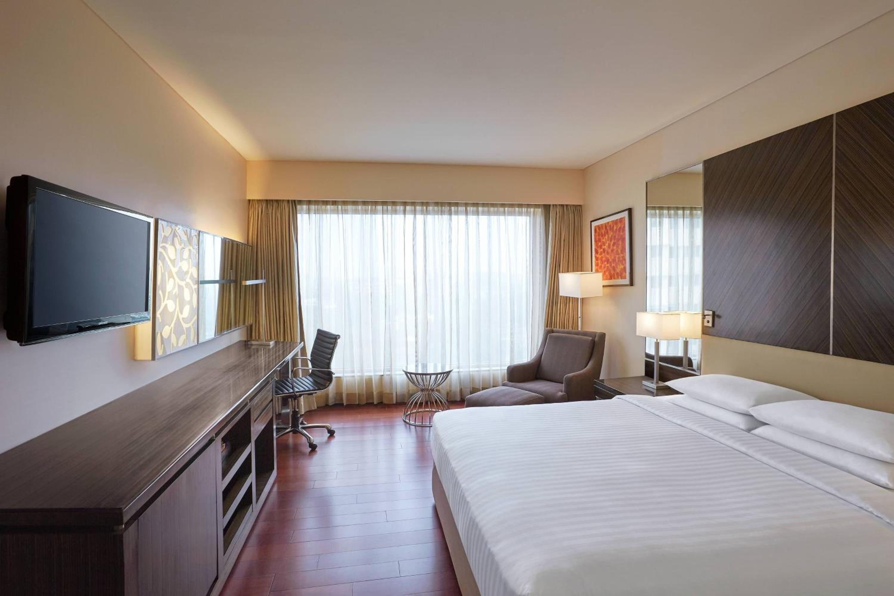 Executive King Room with Executive Lounge Access - 15% off on Spa and 20% off on Laundry - Photo 7