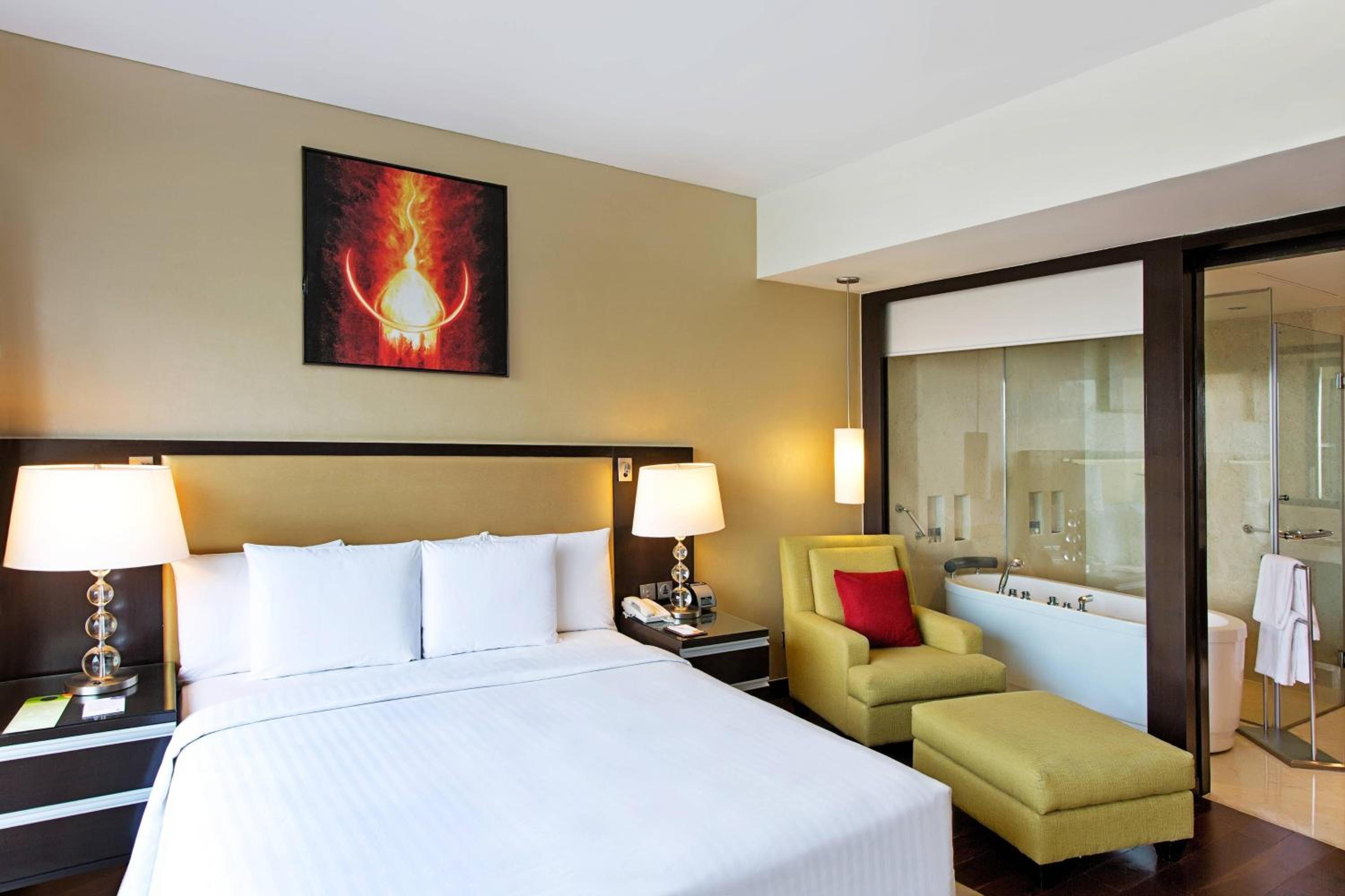 Courtyard Suite, Executive Lounge access, 1 Bedroom Suite - 15% off on Spa and 20% off on Laundry thumbnail 5