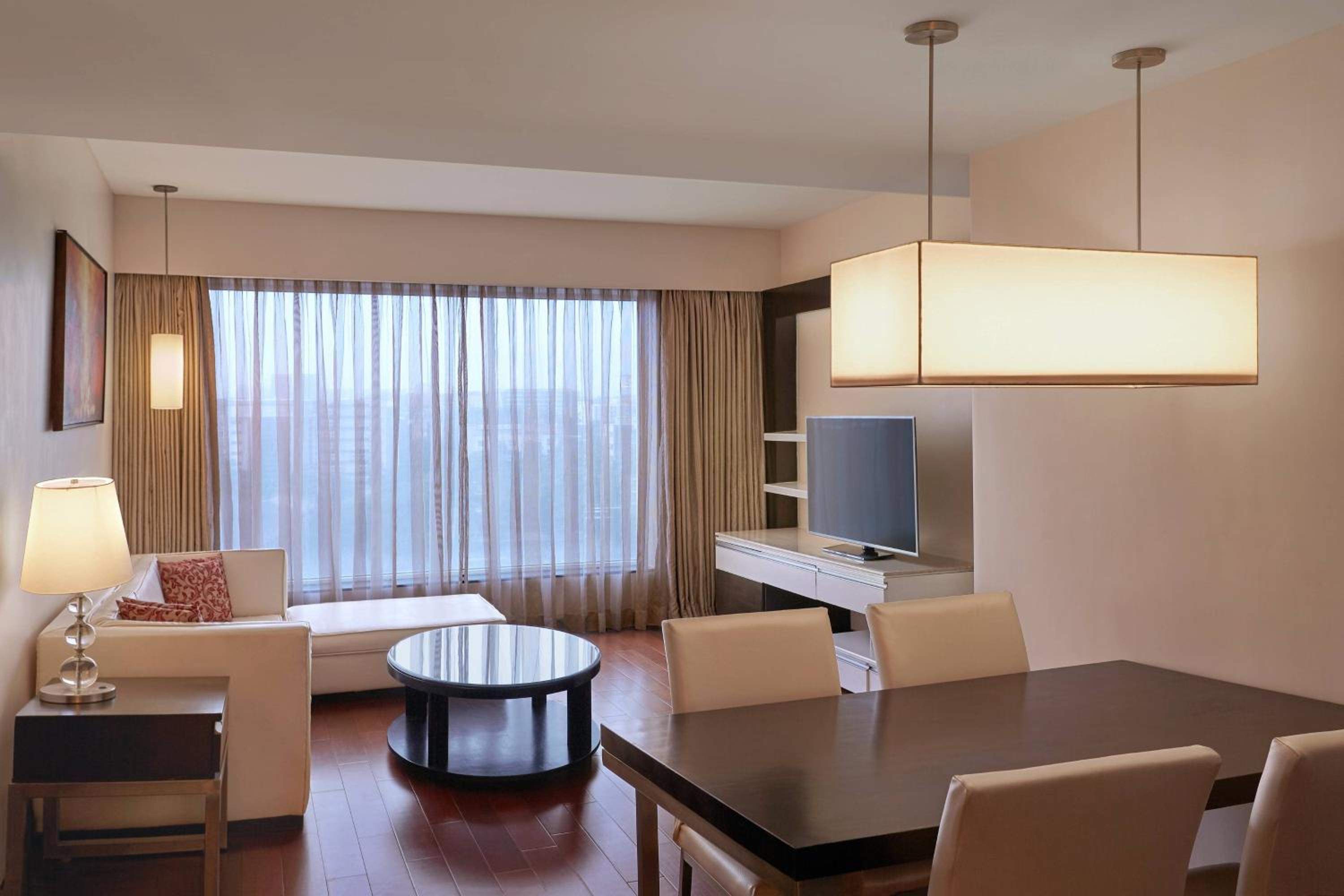Courtyard Suite, Executive Lounge access, 1 Bedroom Suite - 15% off on Spa and 20% off on Laundry