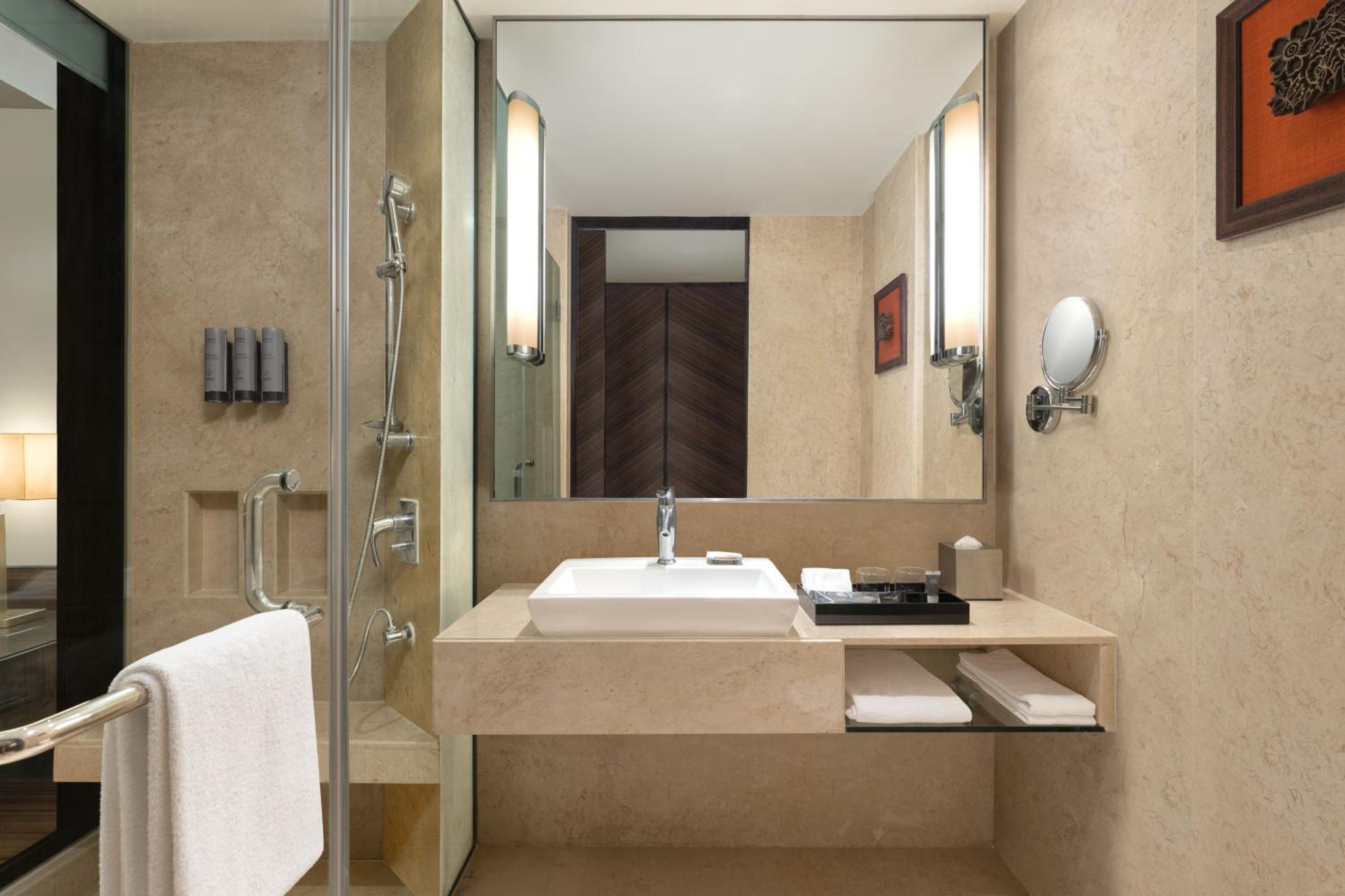 Deluxe King Room with City View - 15% off on Spa and 20% off on Laundry - Photo 2