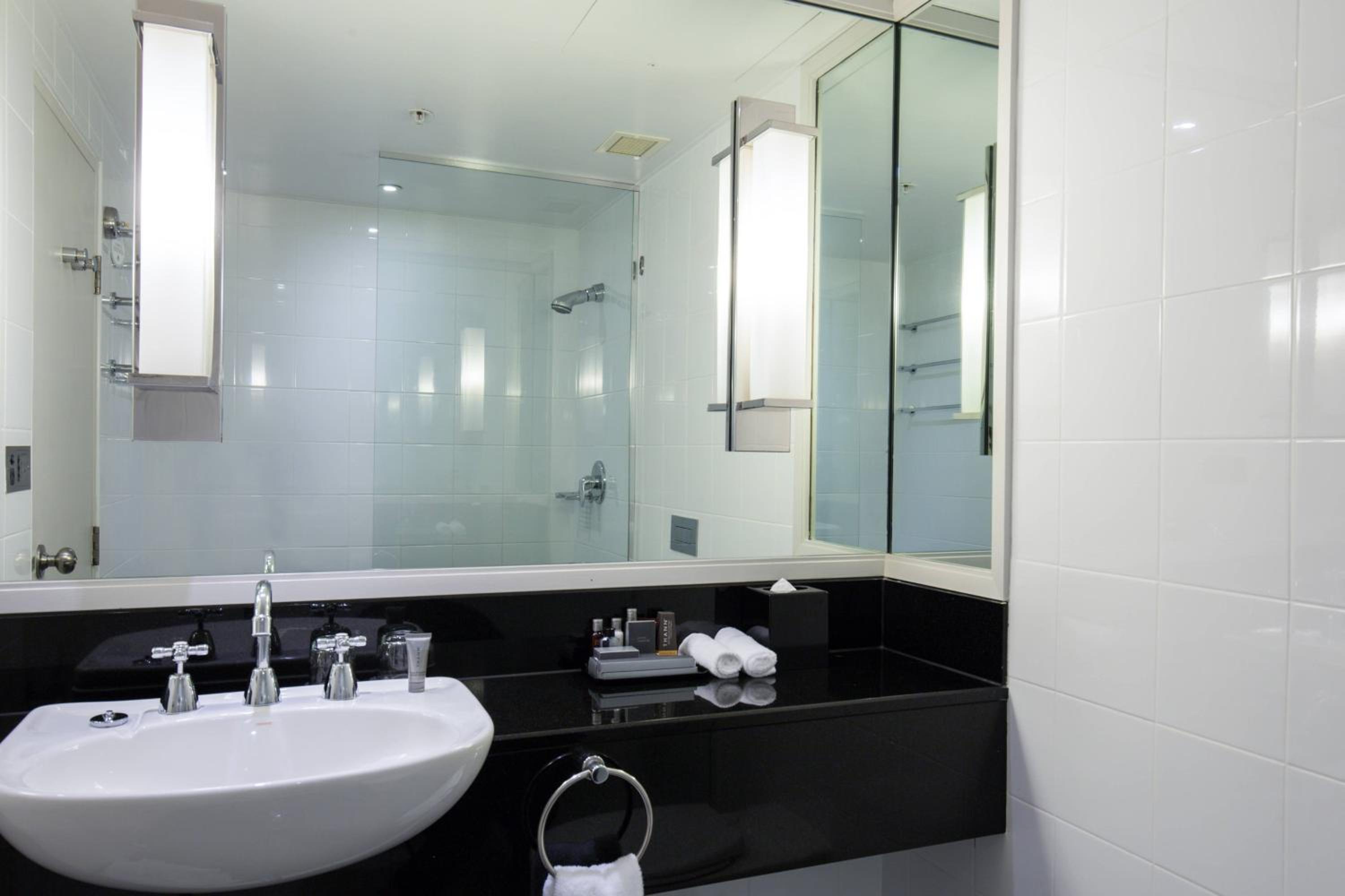 Double Room with Club Lounge Access with Opera House View thumbnail 5