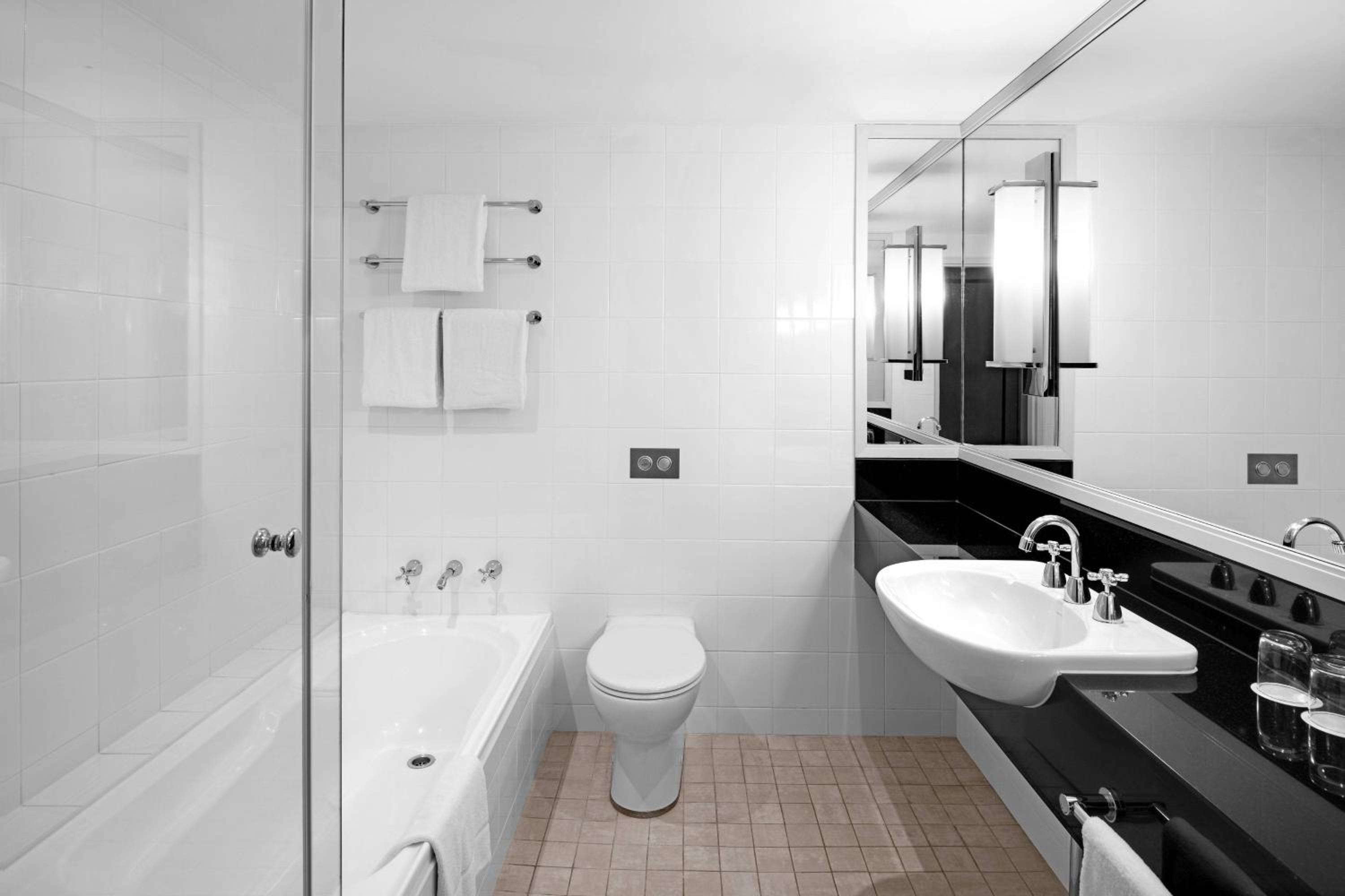 Deluxe Guest room, 2 Double Beds with Cityscape View thumbnail 5