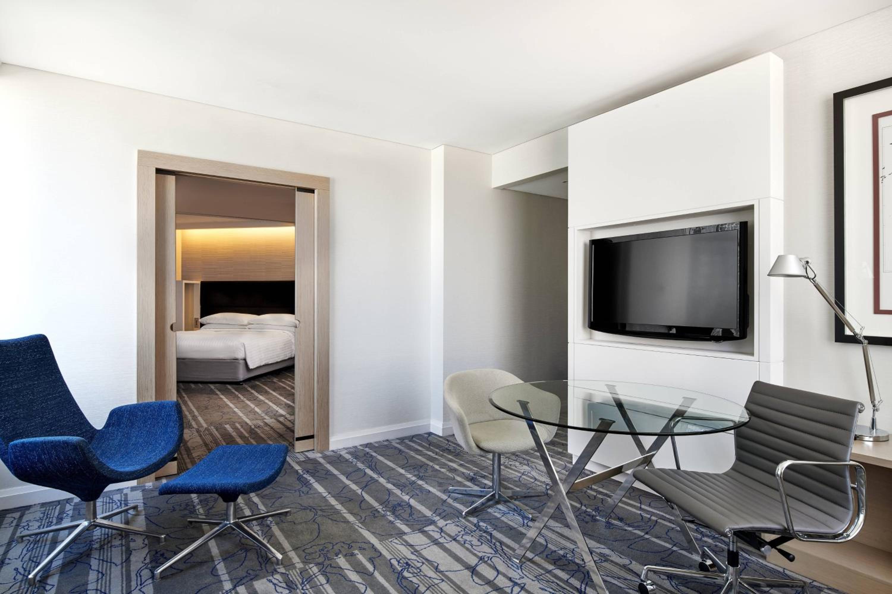 Executive Suite with Club lounge access Suite, 1 King Bed with Opera House View