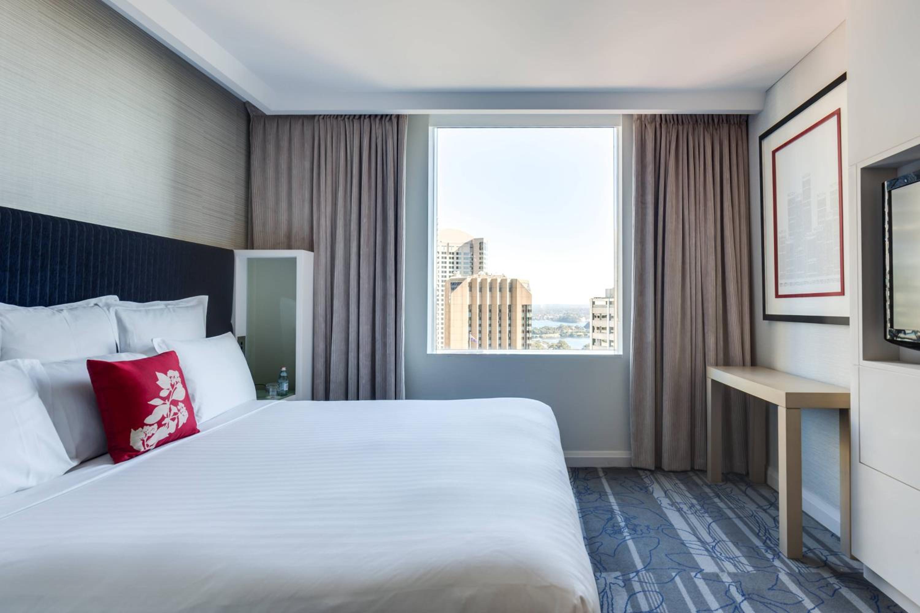 Spa Suite with Club lounge access, 1 Bedroom Suite, 1 King with Harbor Bridge View thumbnail 6
