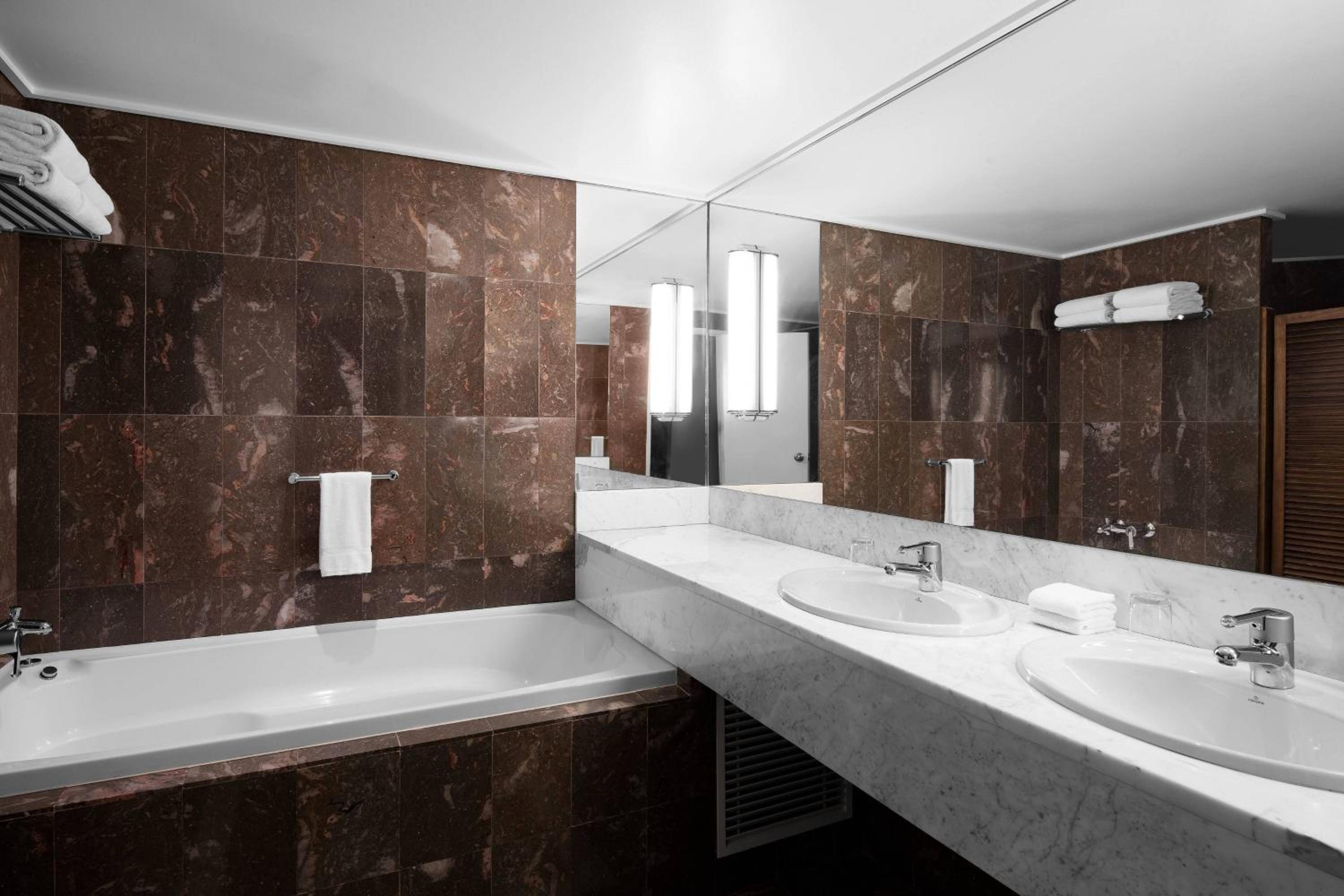 Duplex Suite, Executive level with Opera House View thumbnail 5