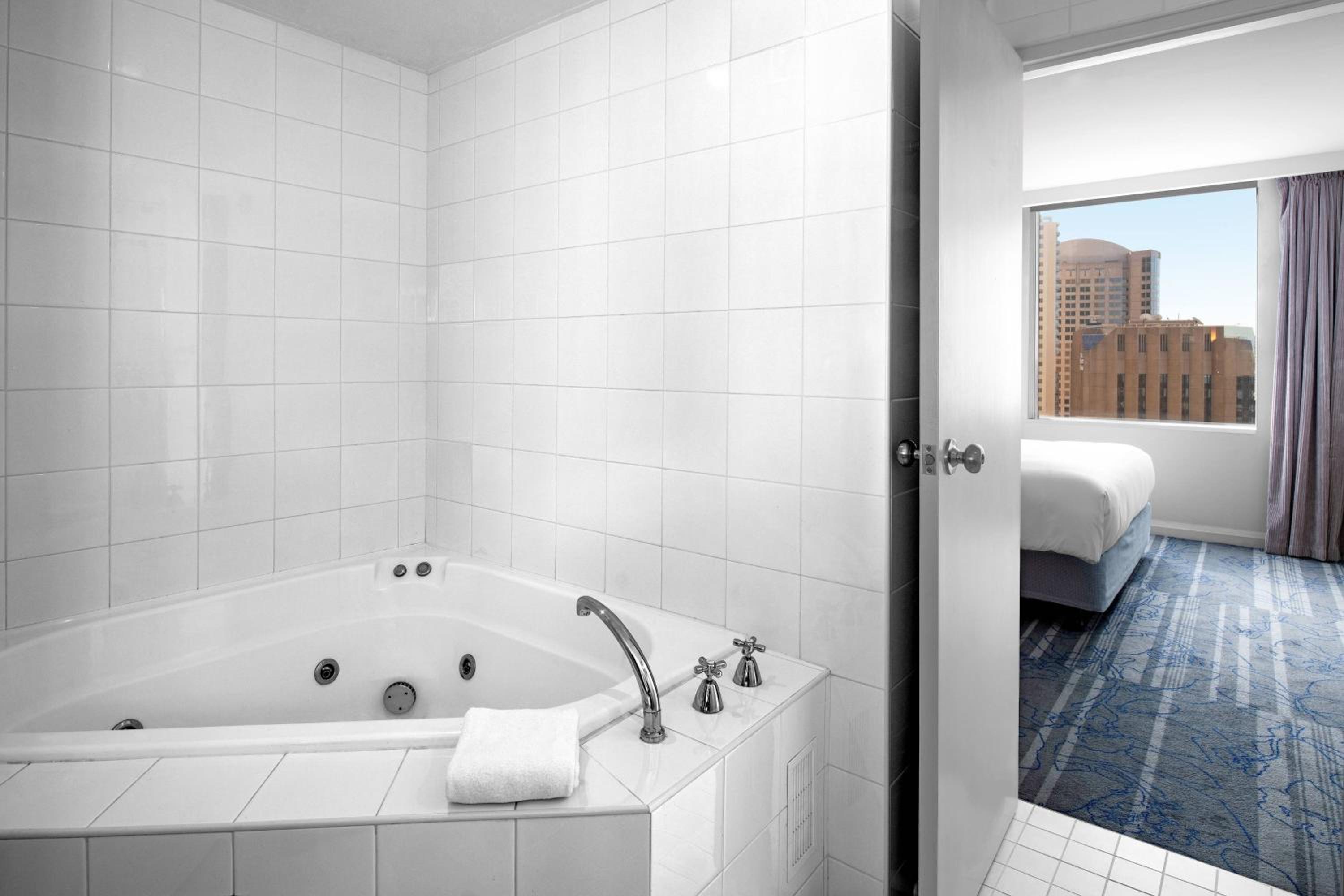 Spa Suite with Club lounge access, 1 Bedroom Suite, 1 King with Harbor Bridge View