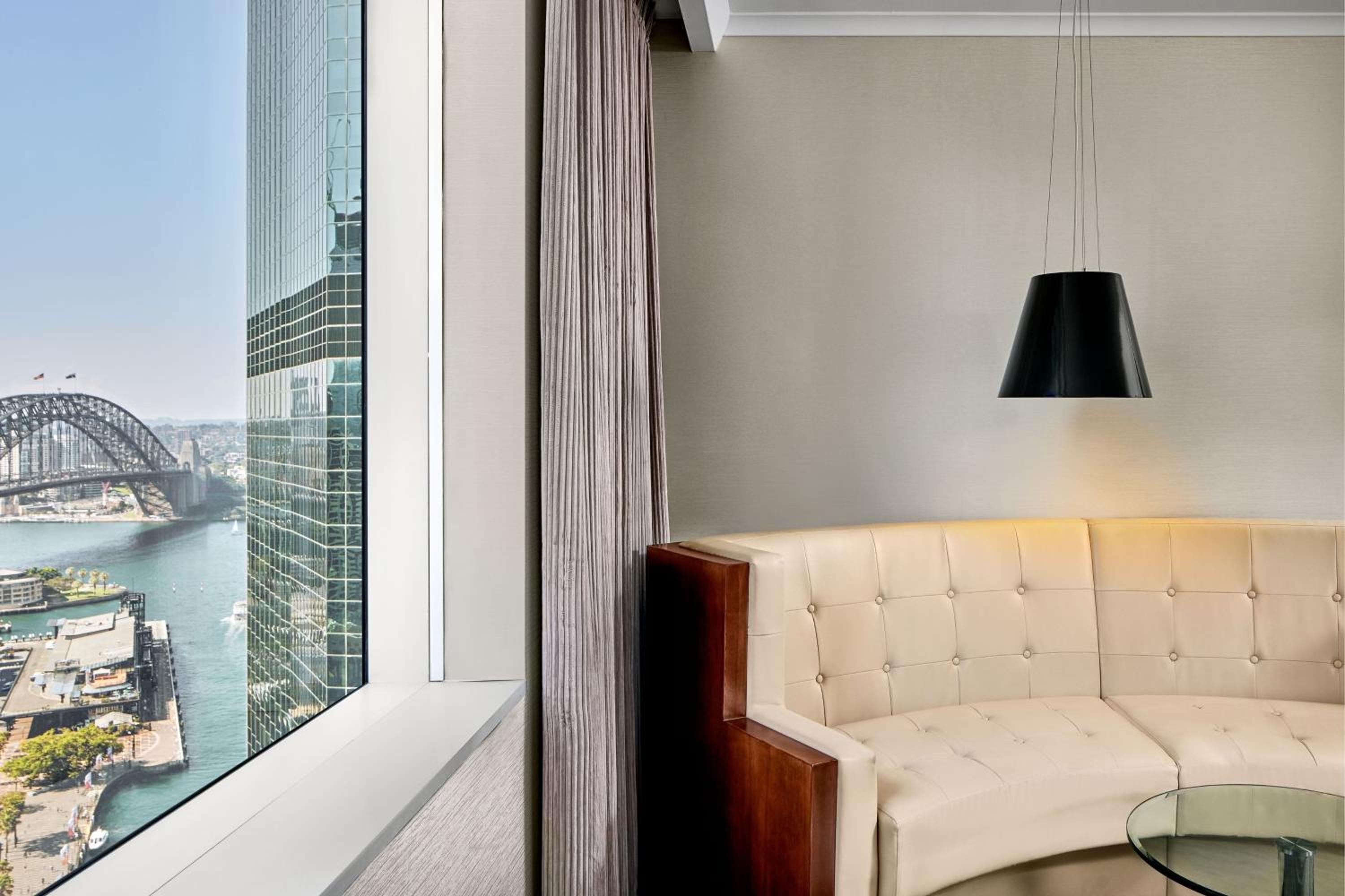 Spa Suite with Club lounge access, 1 Bedroom Suite, 1 King with Harbor Bridge View