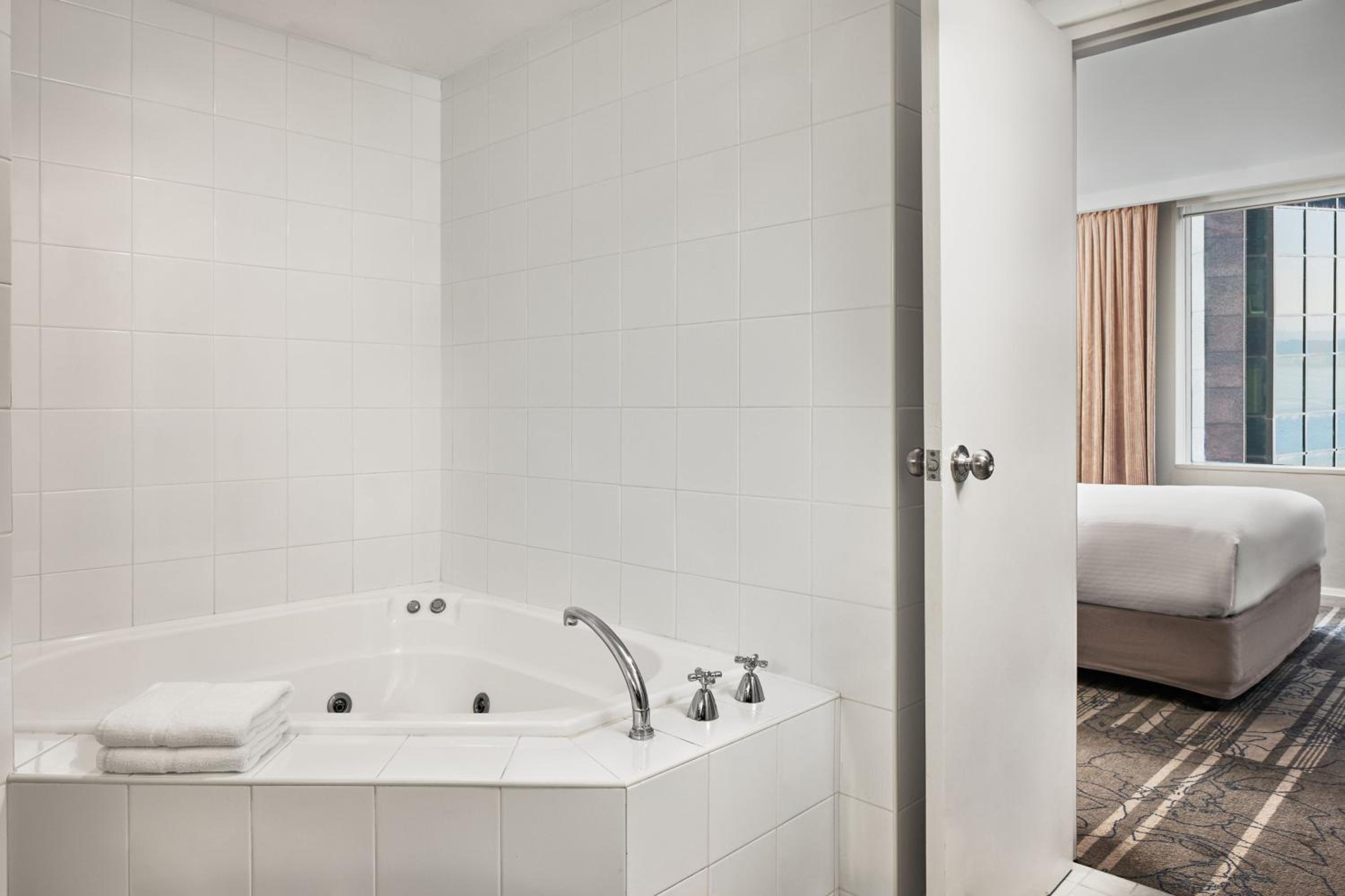 Spa Suite with Club lounge access, 1 Bedroom Suite, 1 King with Harbor Bridge View