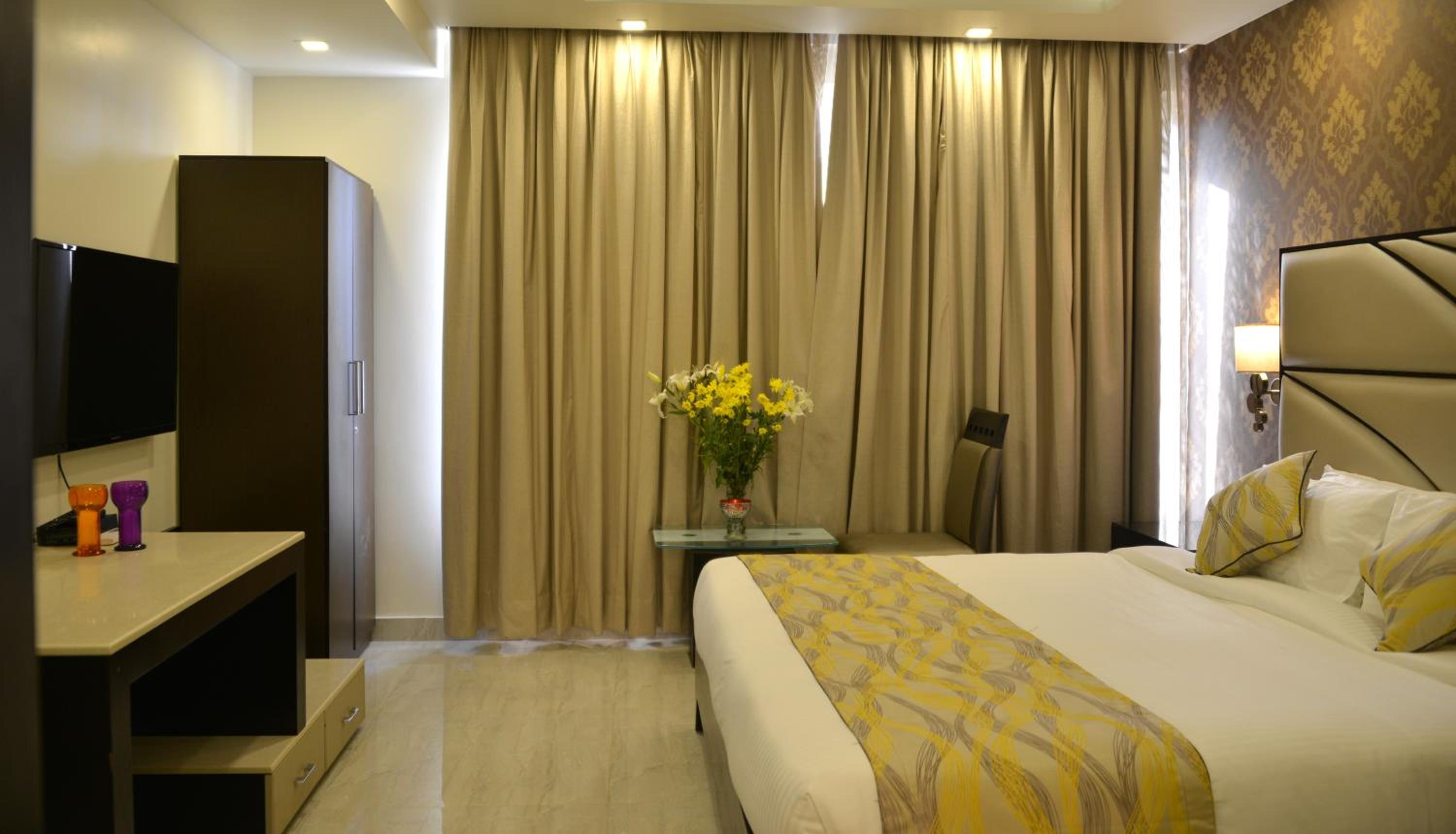 King Suite with Pool View photo 1