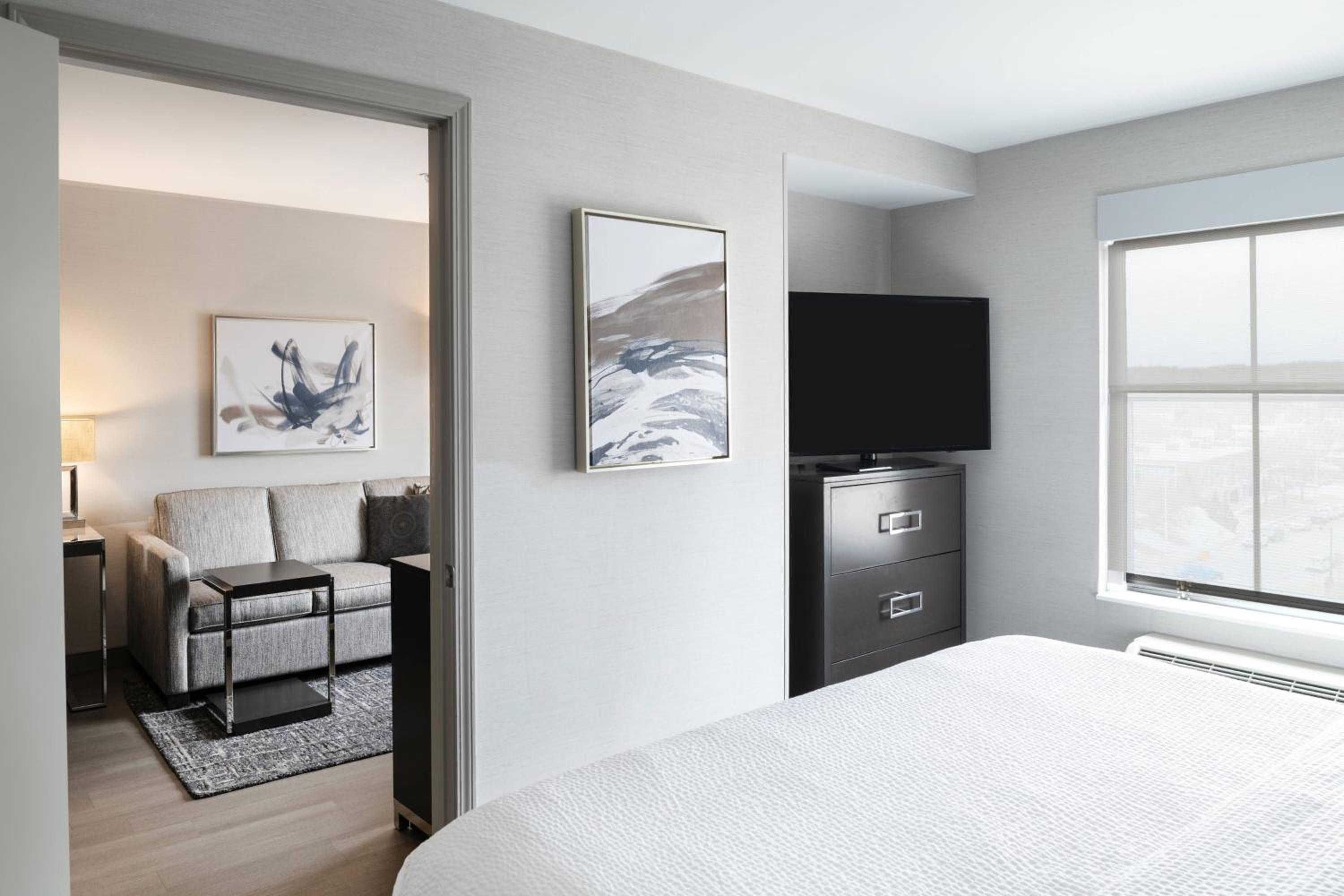 One-Bedroom King Suite with Sofa Bed photo 3