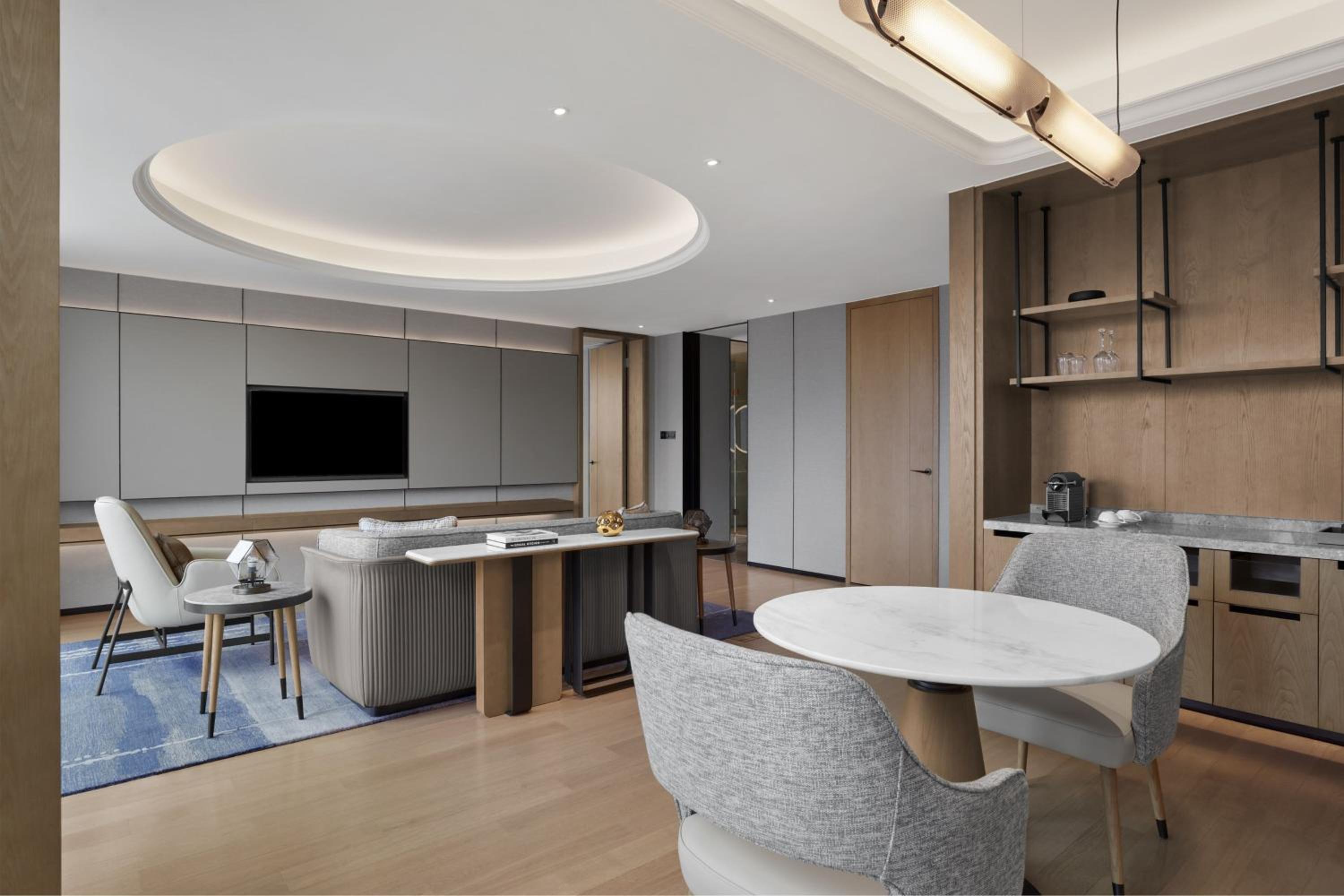 Deluxe Suite with Executive lounge access with 1 King