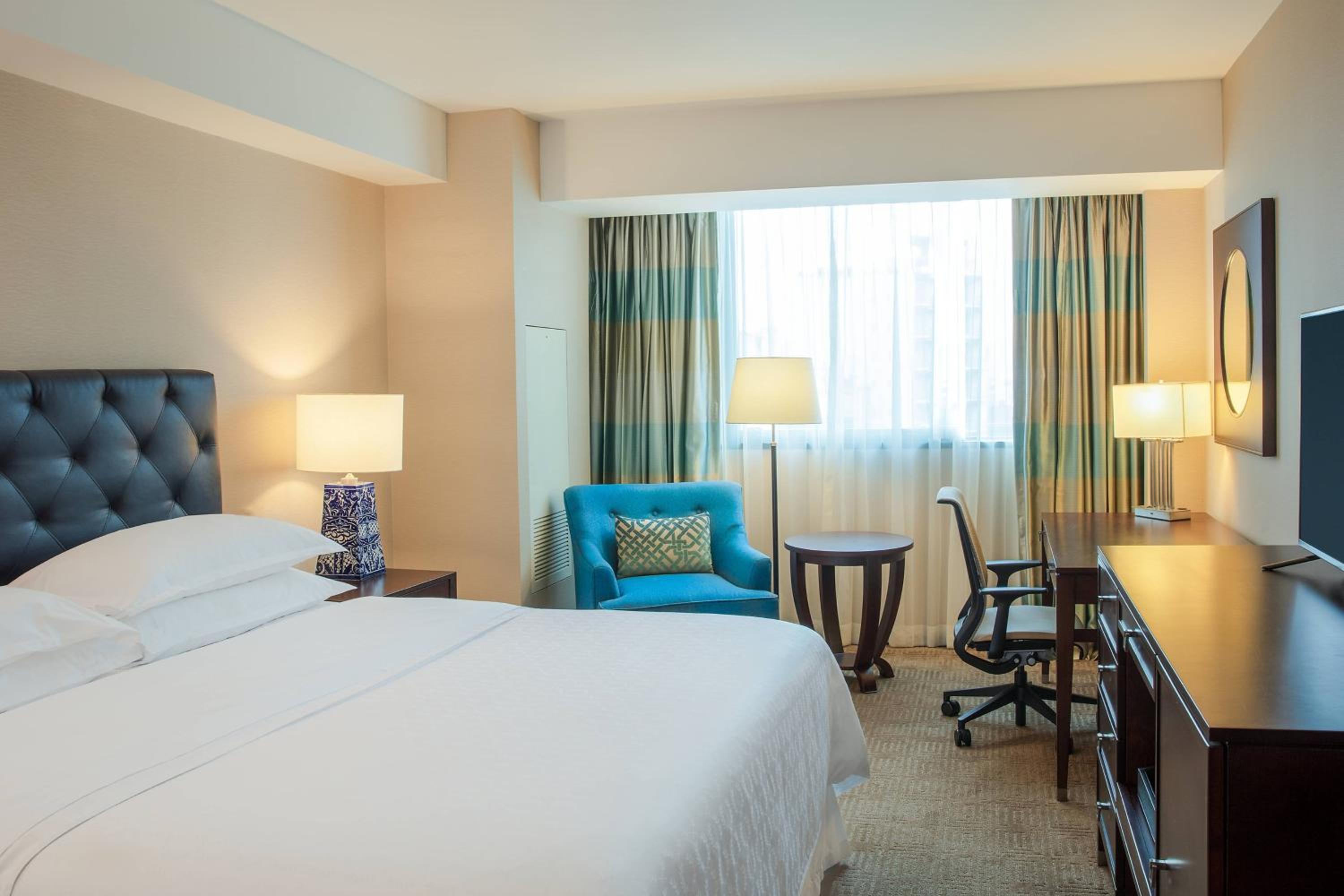 Corner Suite, Club lounge access, 1 Bedroom Suite, 1 King    - Photo 1
