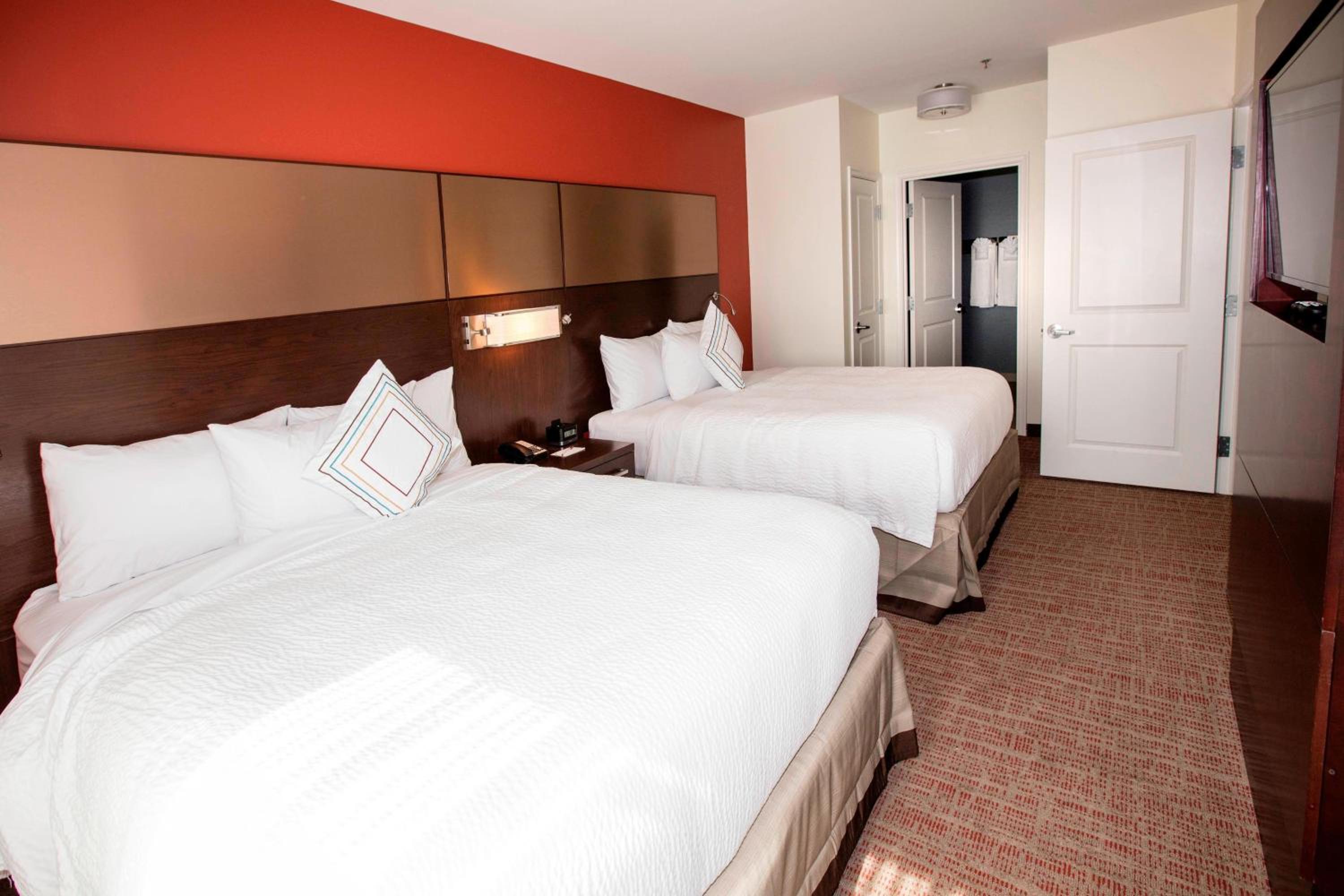 1 Bedroom Suite, 2 Queen, Sofa bed photo 1