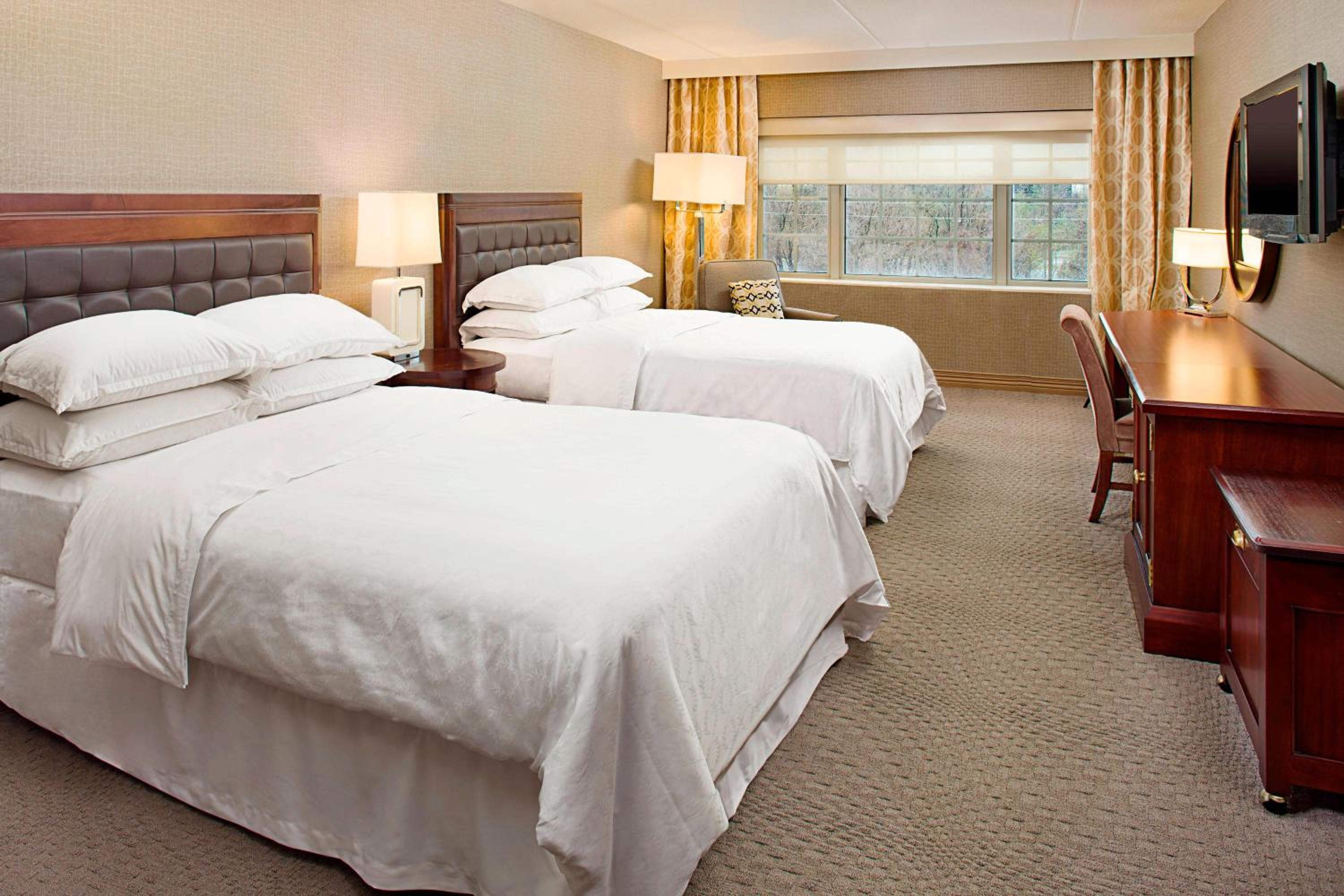Club Level Guest Room with Two Double Beds - Photo 3