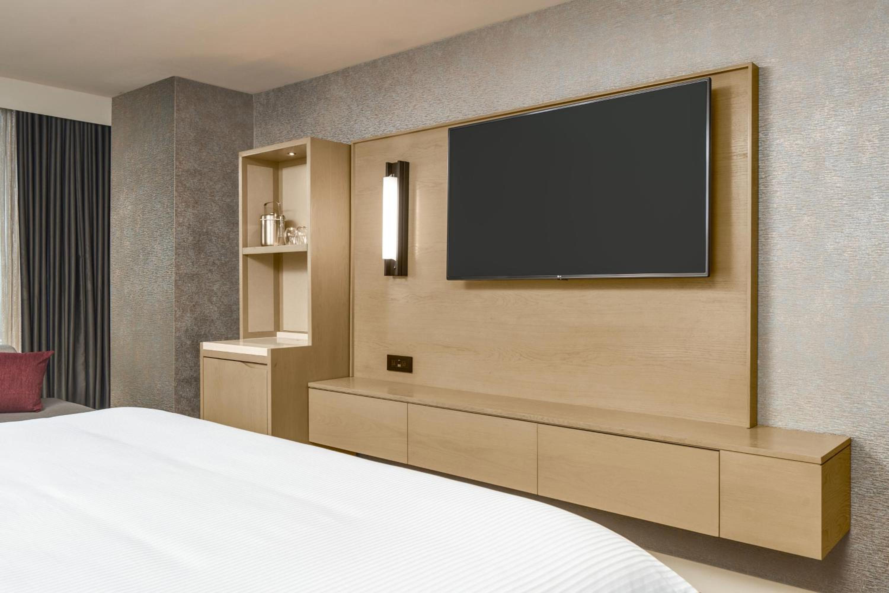 Guest Room, 1 King - Photo 1