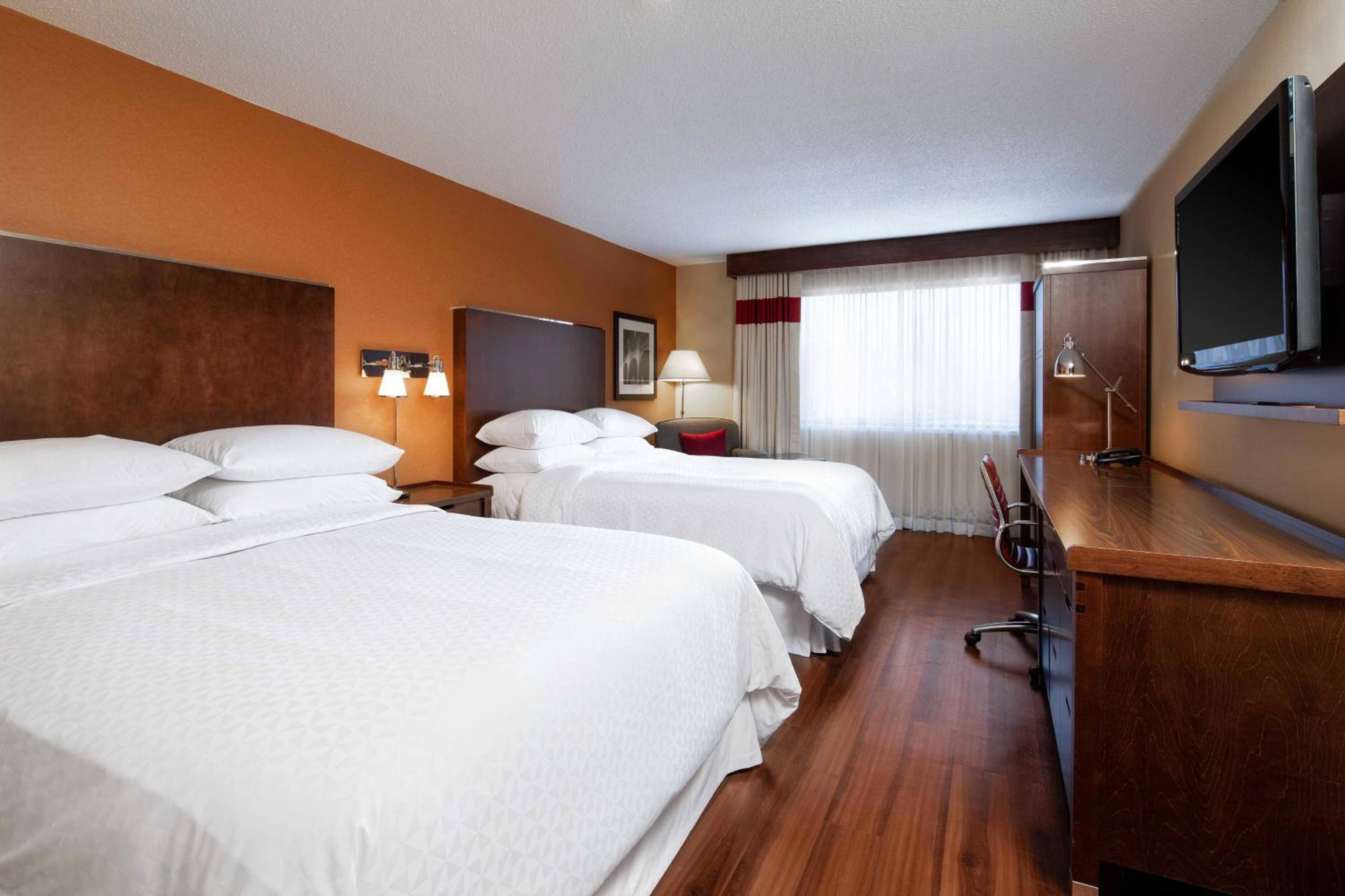 Queen Room with Two Queen Beds - Photo 3