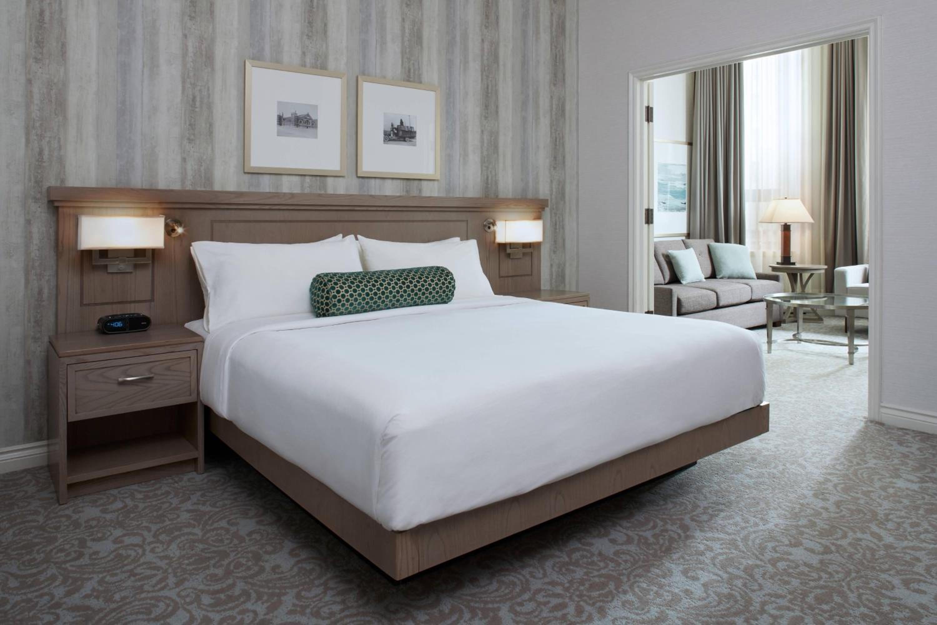 One Bedroom Junior Suite with King Bed thumbnail 6