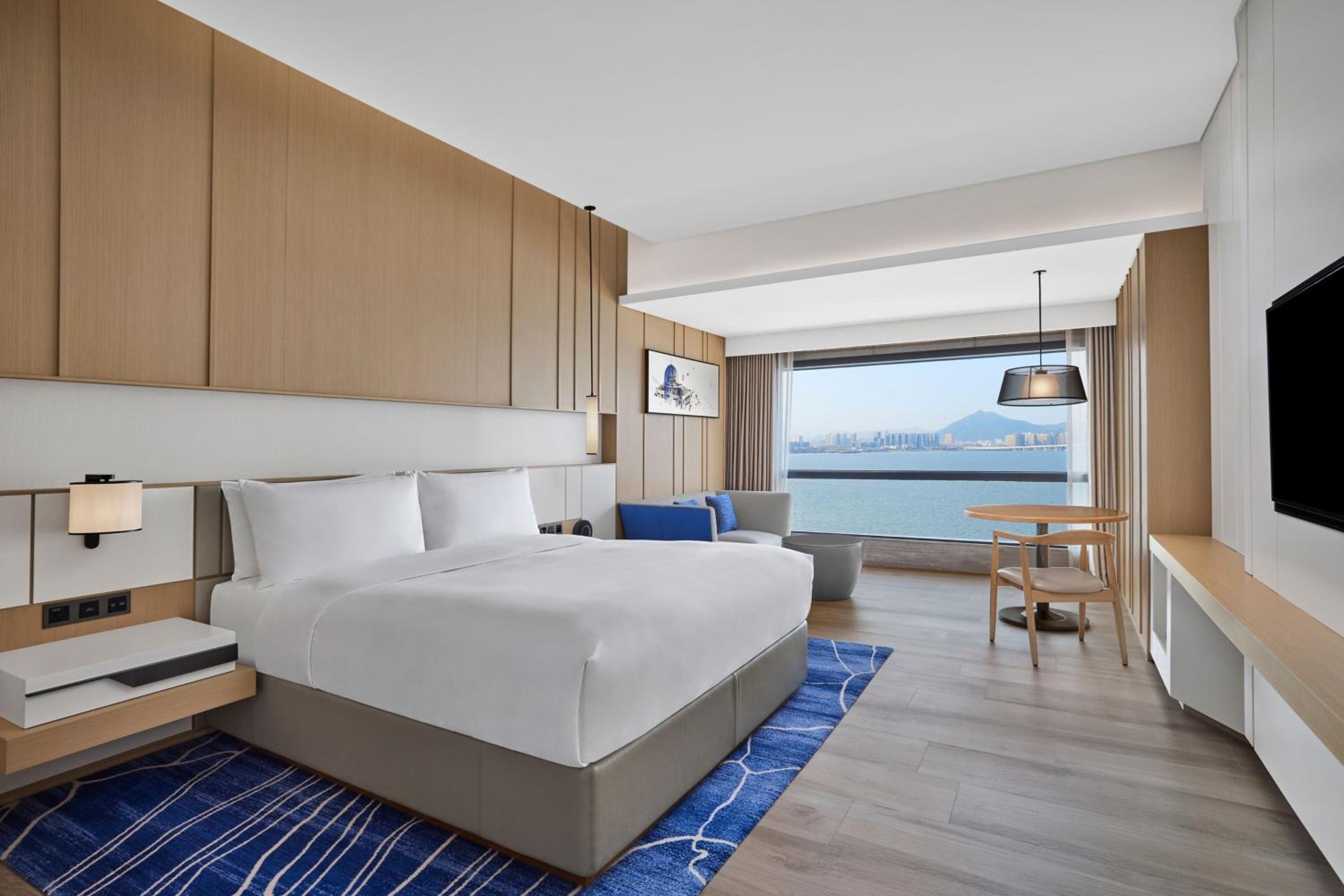 Deluxe King Bed Room with Sea Views - Photo 3