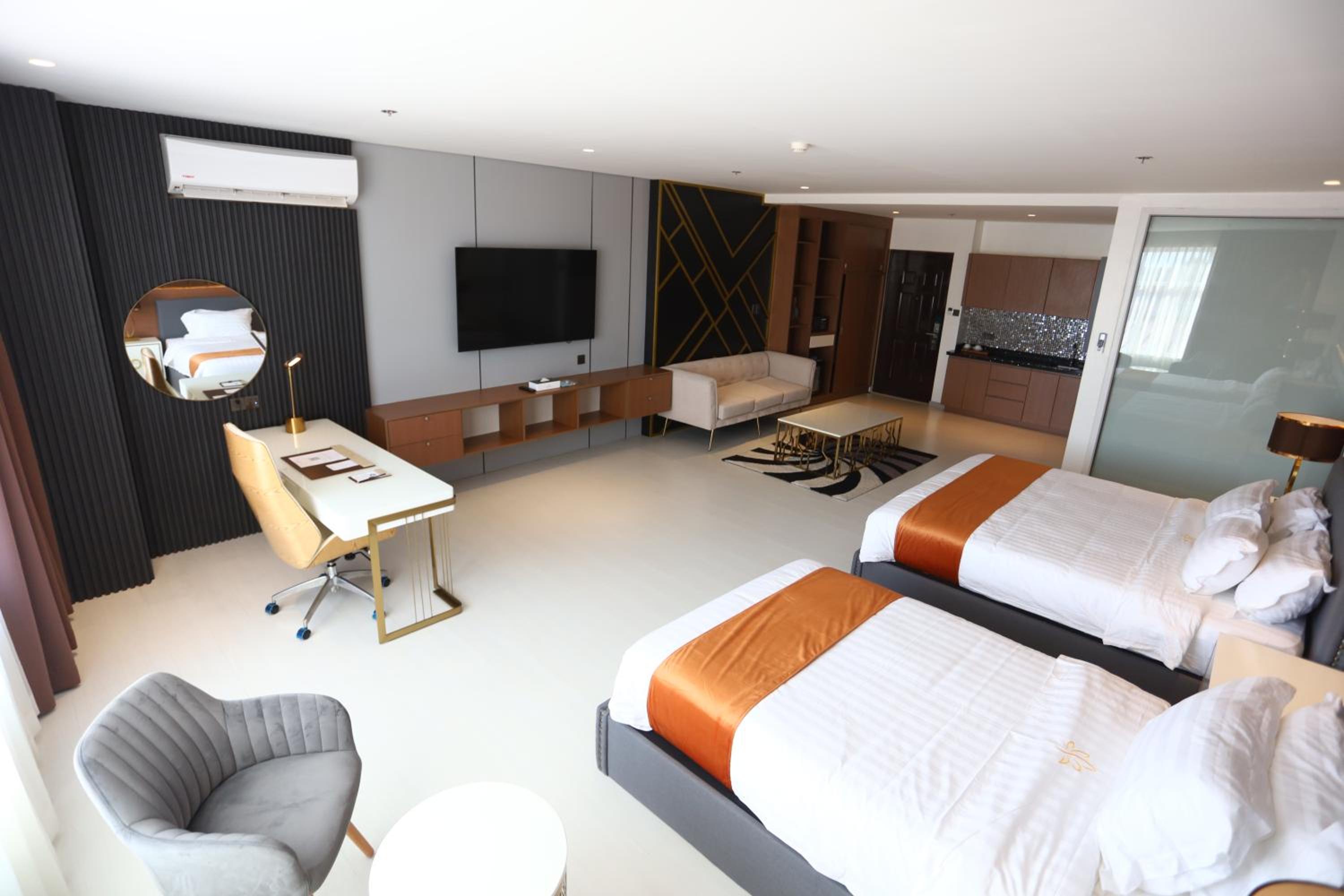 Suite - Photo 1