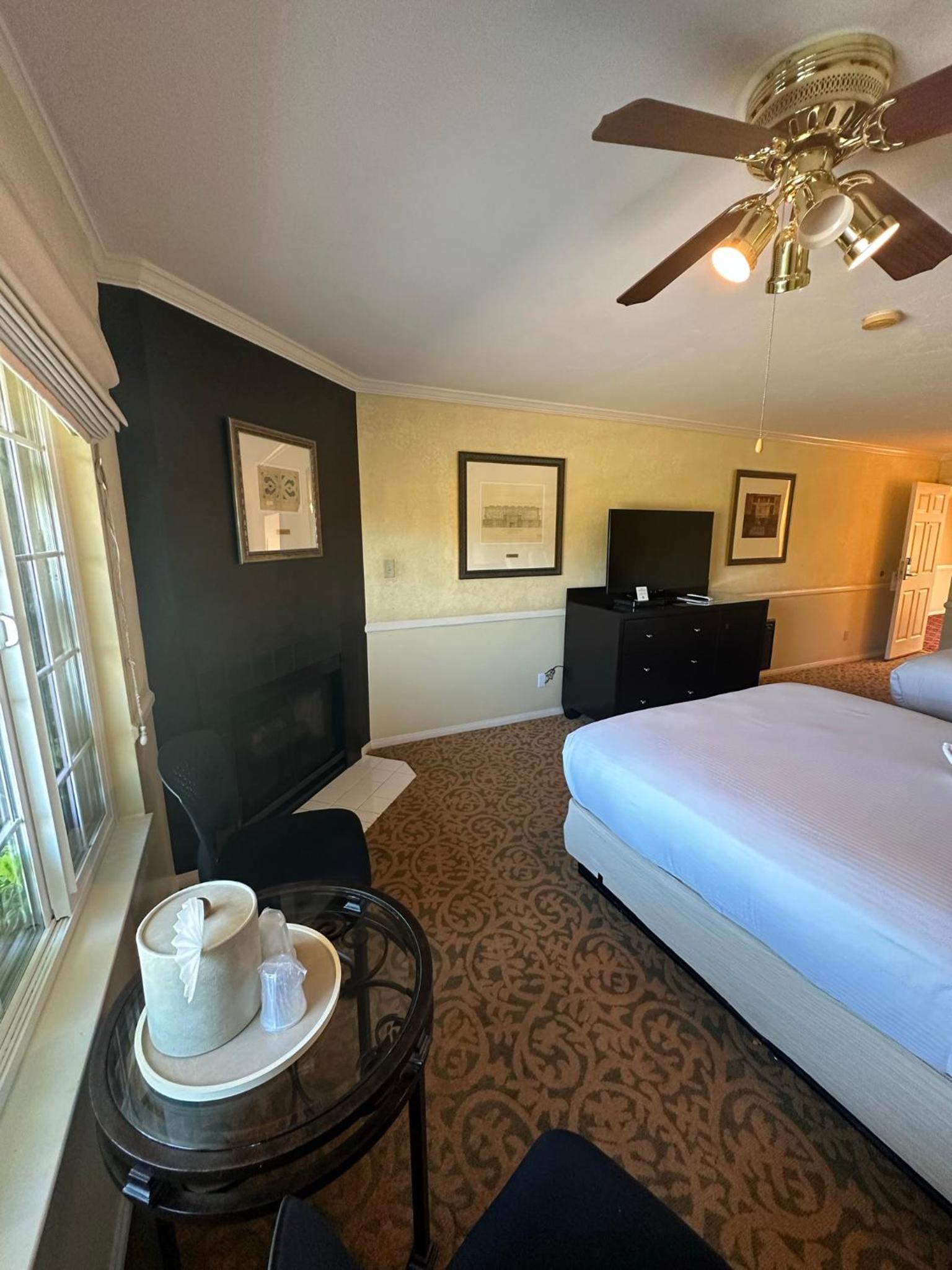 Deluxe Two Queens Room - Photo 17