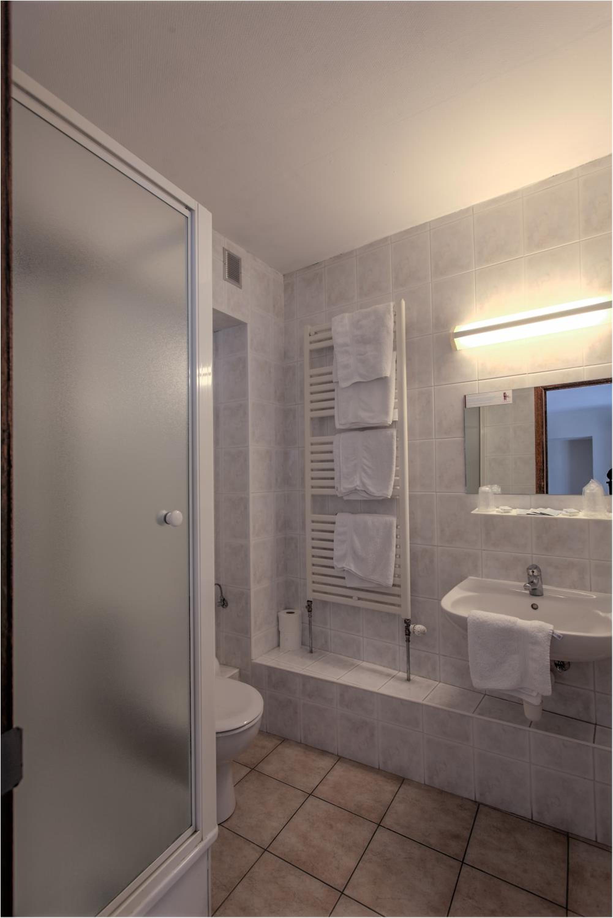 Double Room with River View - Photo 4