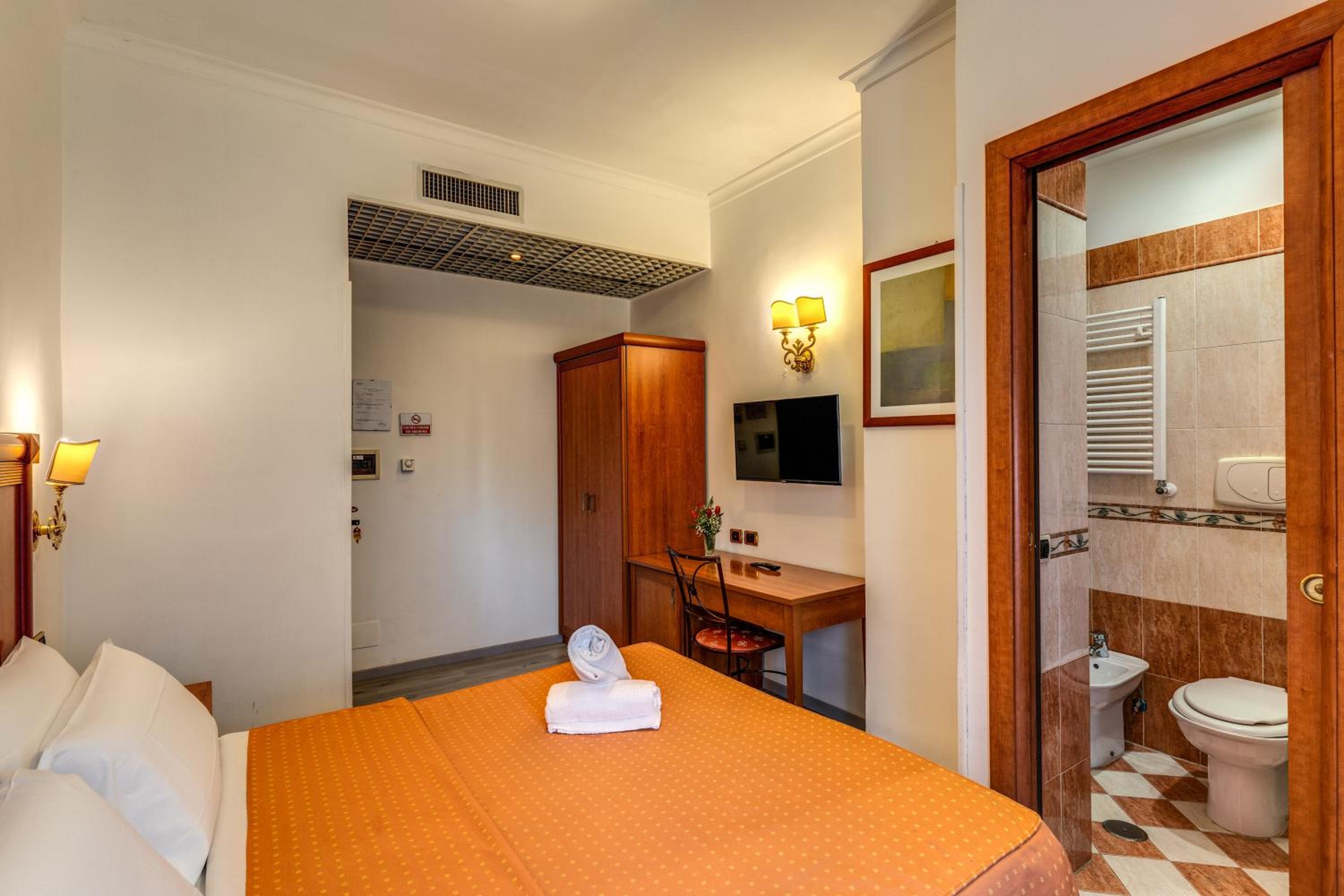Double or Twin Room thumbnail 5