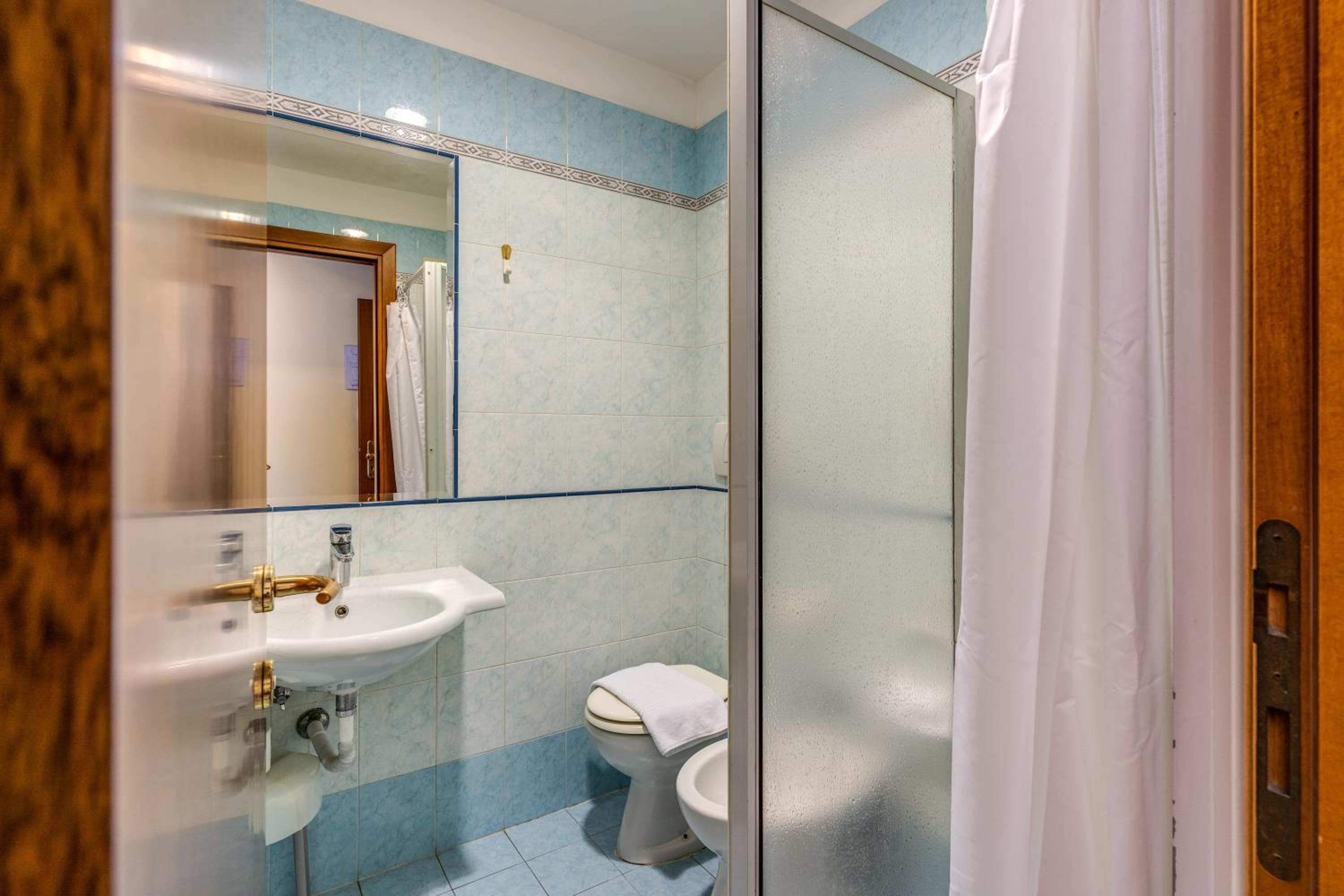 Double or Twin Room thumbnail 6
