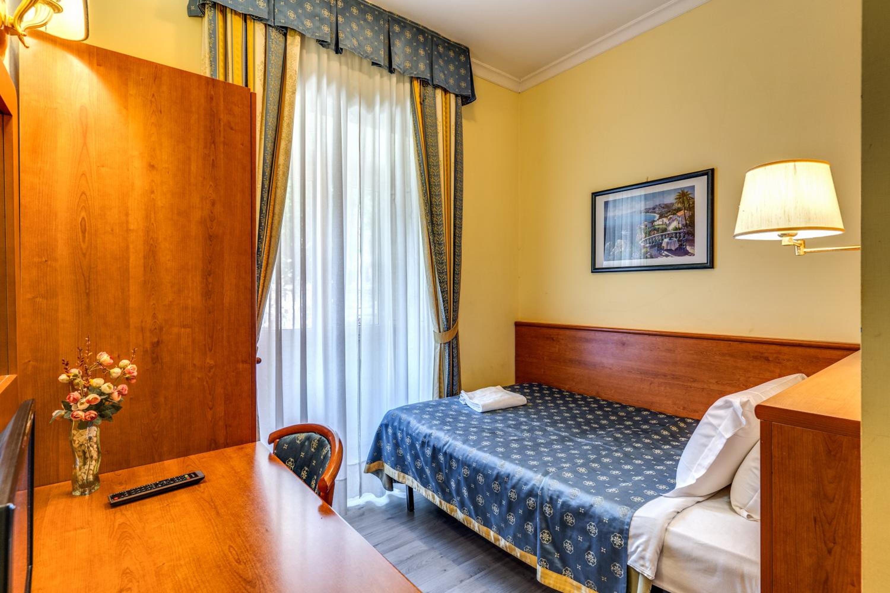 Double or Twin Room thumbnail 5