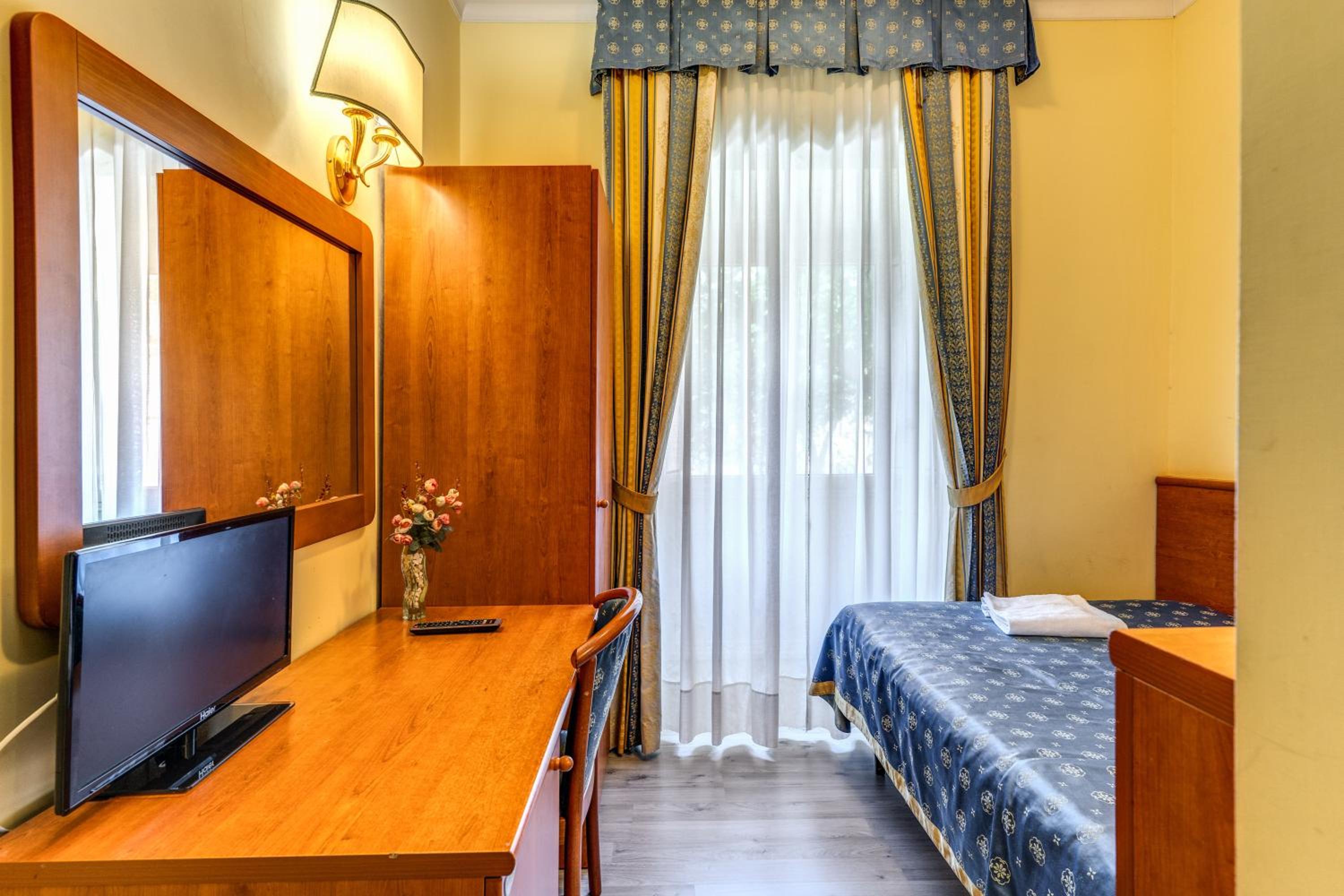 Single Room with French Bed thumbnail 6