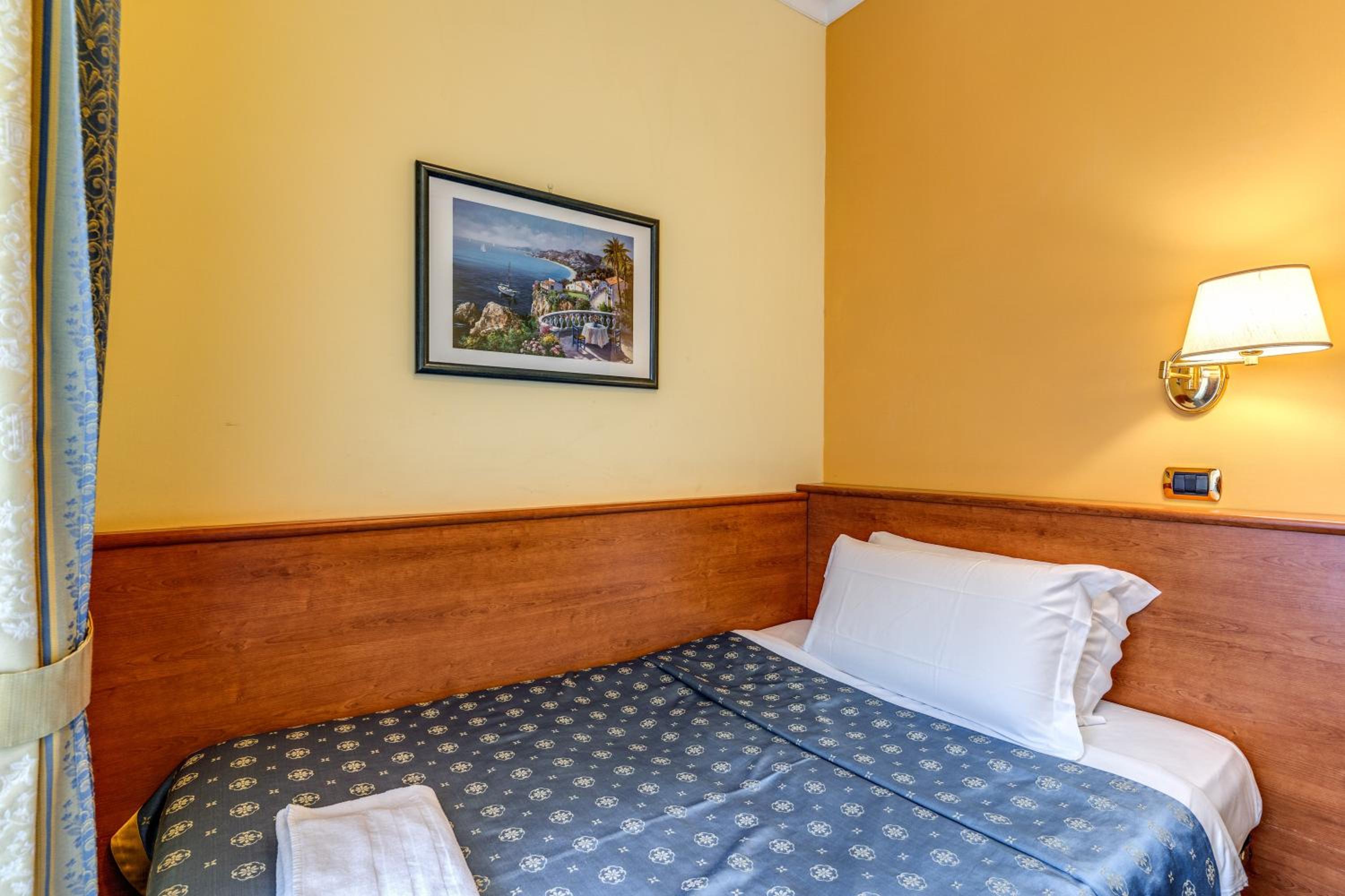 Single Room with French Bed thumbnail 5