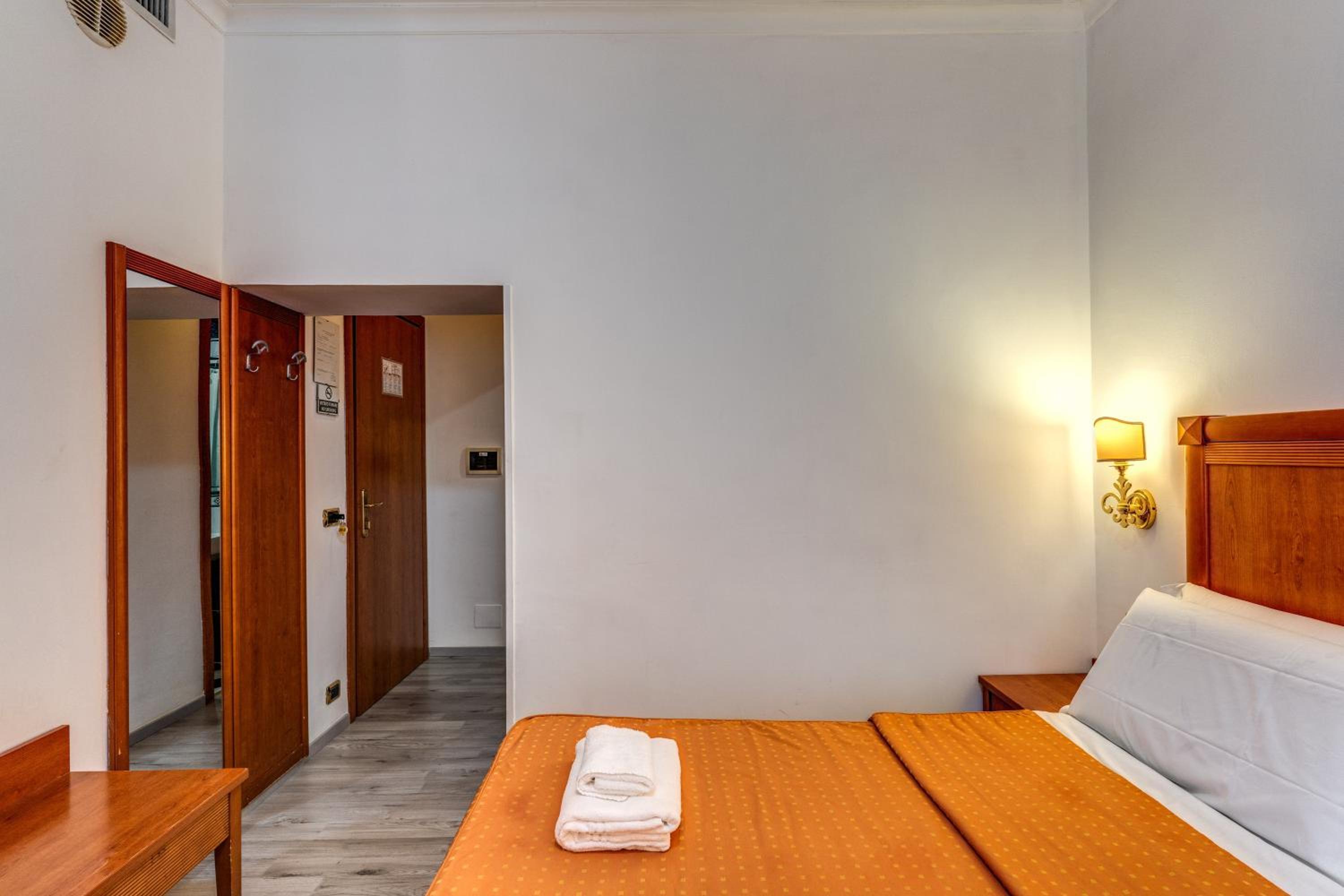 Basic Triple Room thumbnail 6