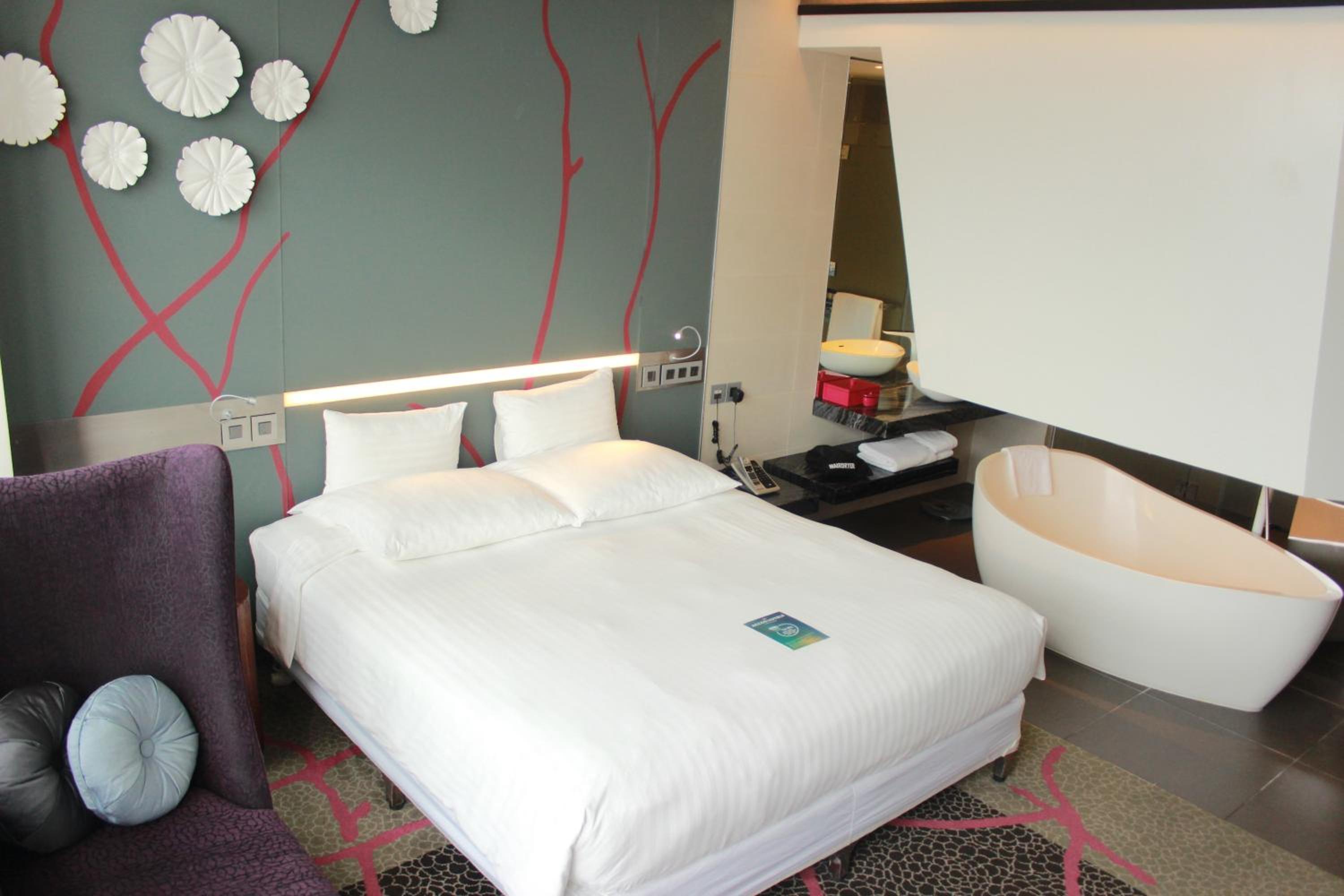 Executive King Room with Executive Lounge Access photo 2