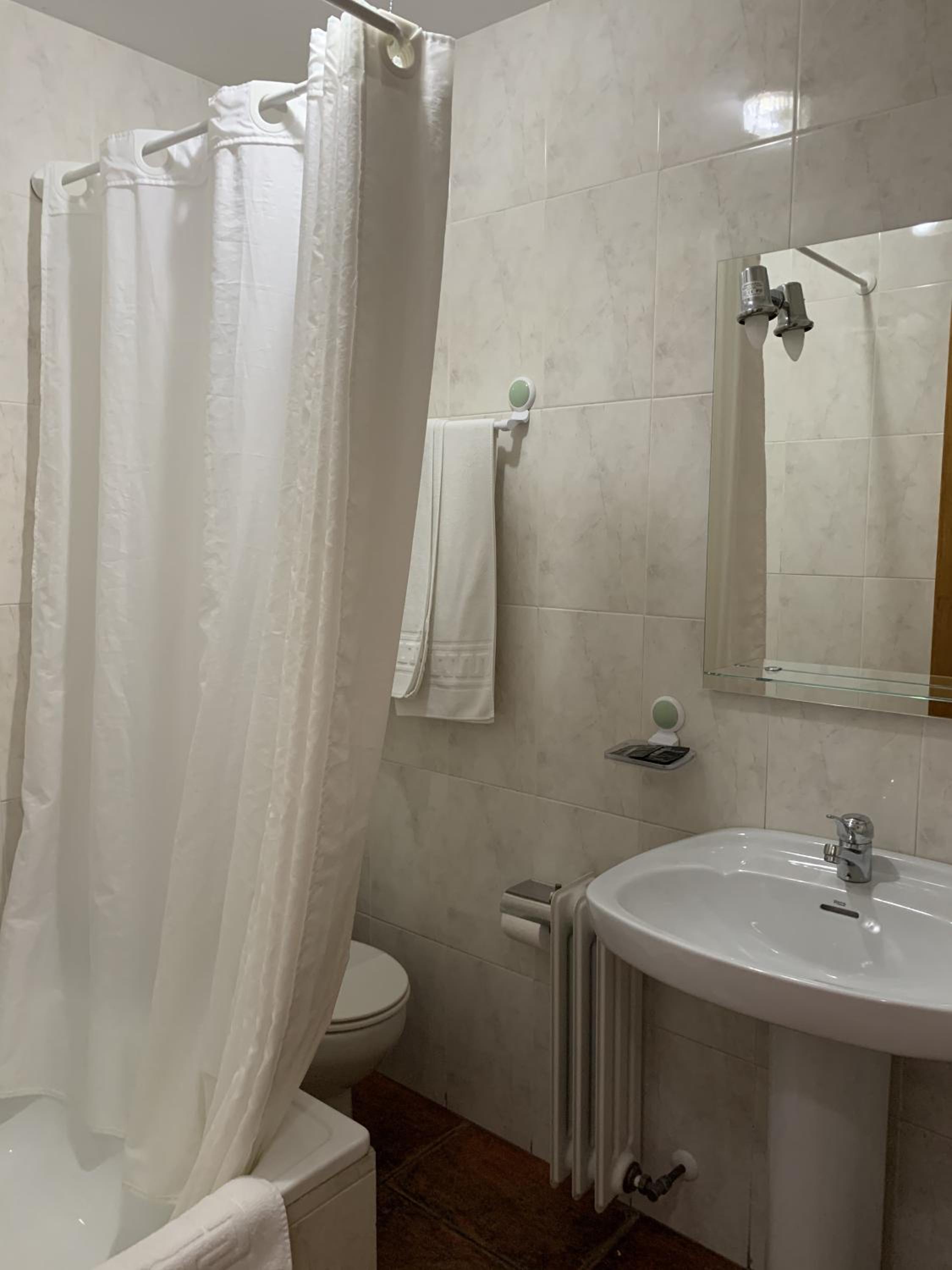 Standard Double or Twin Room with Balcony - Photo 6