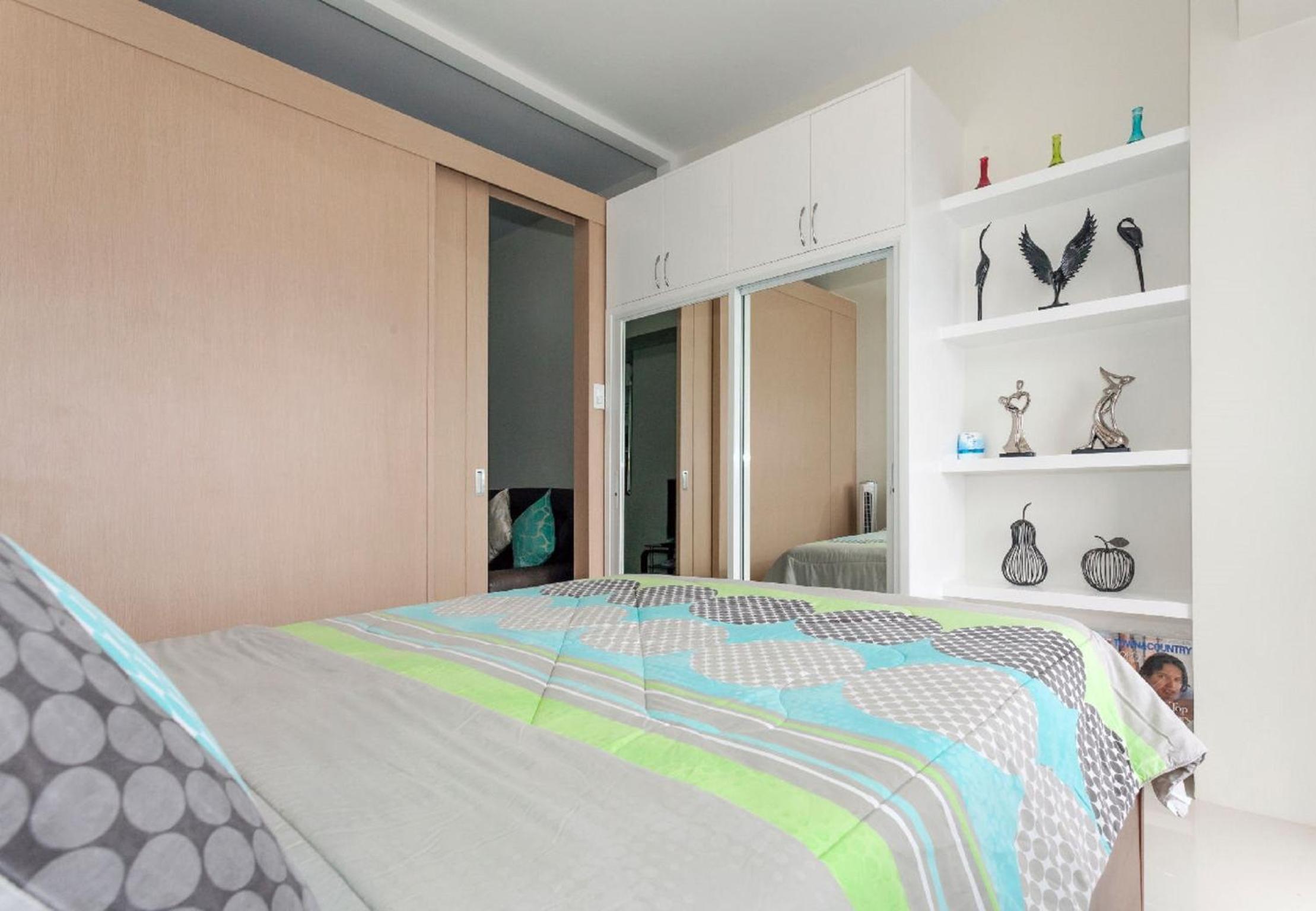 One-Bedroom Apartment with Lake View