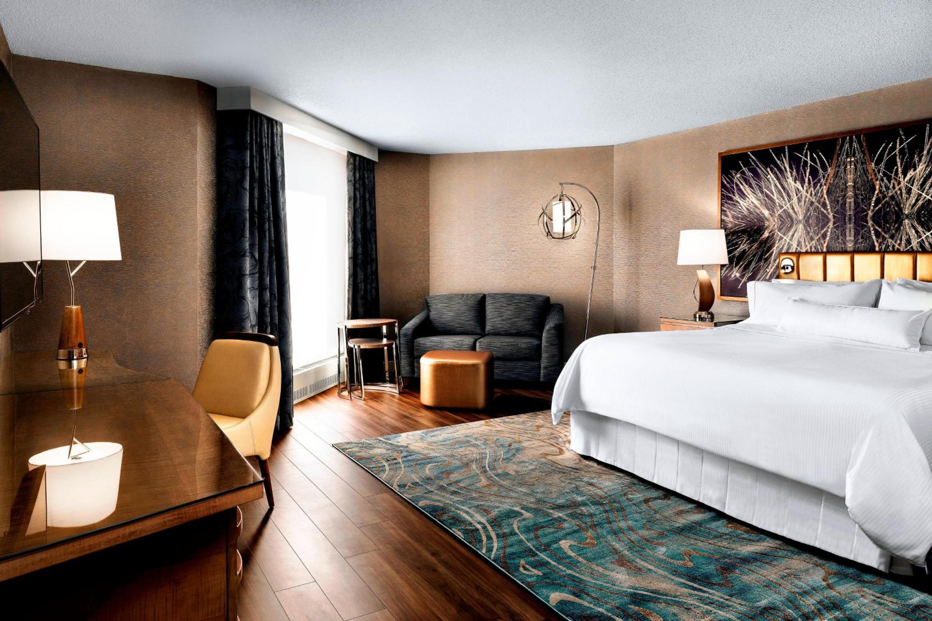 Deluxe, Larger Guest room, 1 King, Airport view - Photo 1