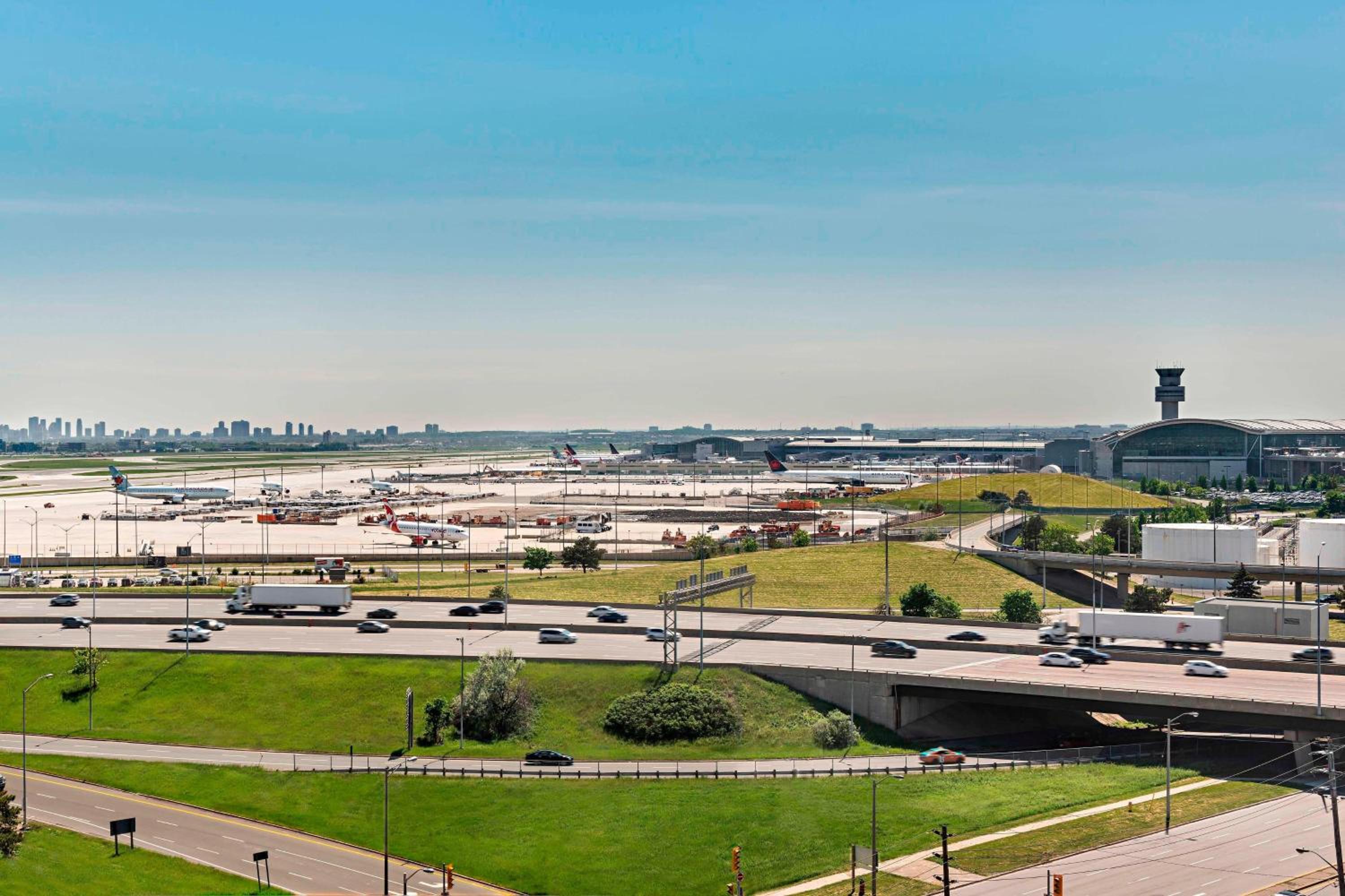 Traditional, Guest room, 1 King, Airport view - Photo 2