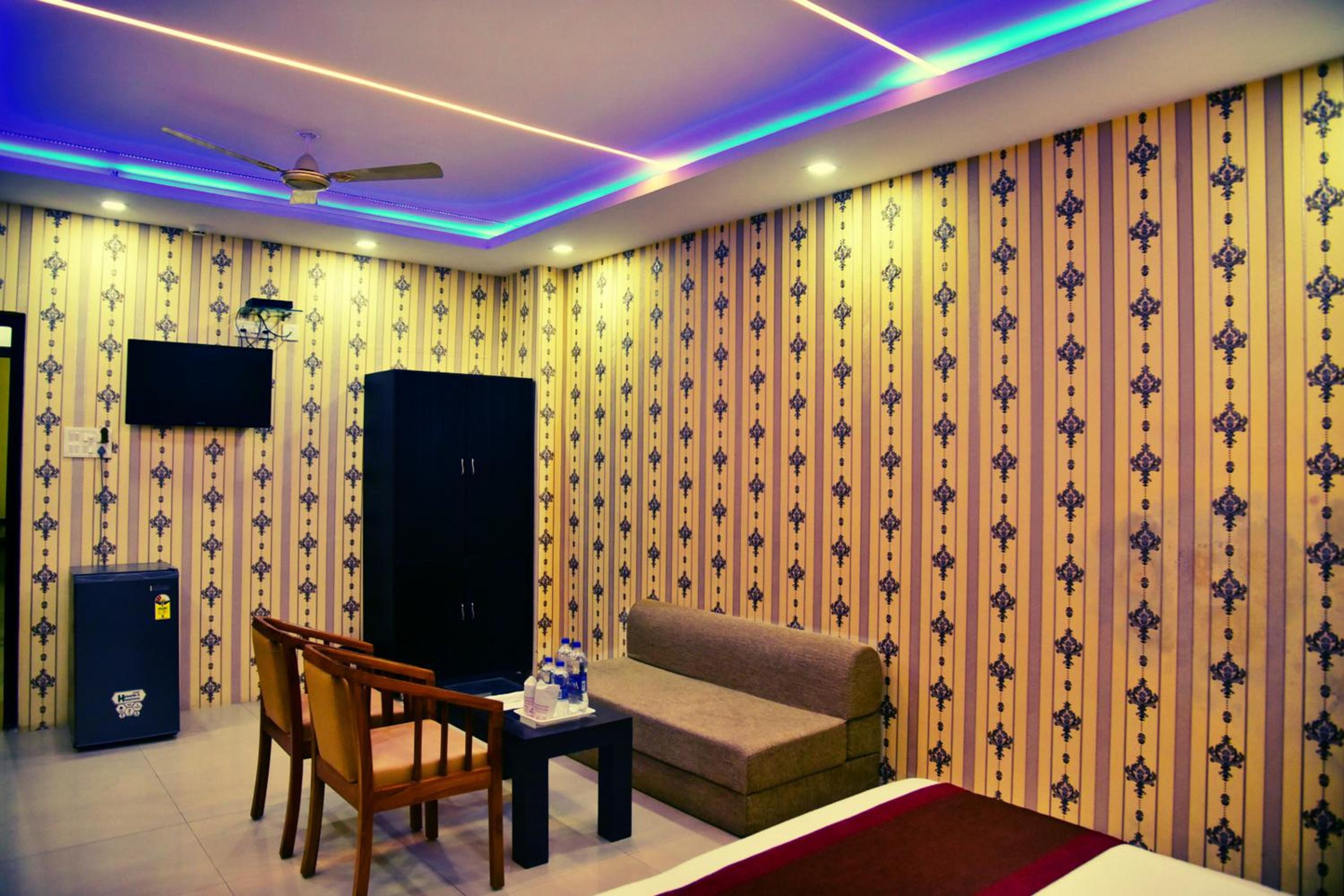 Suite - Photo 18