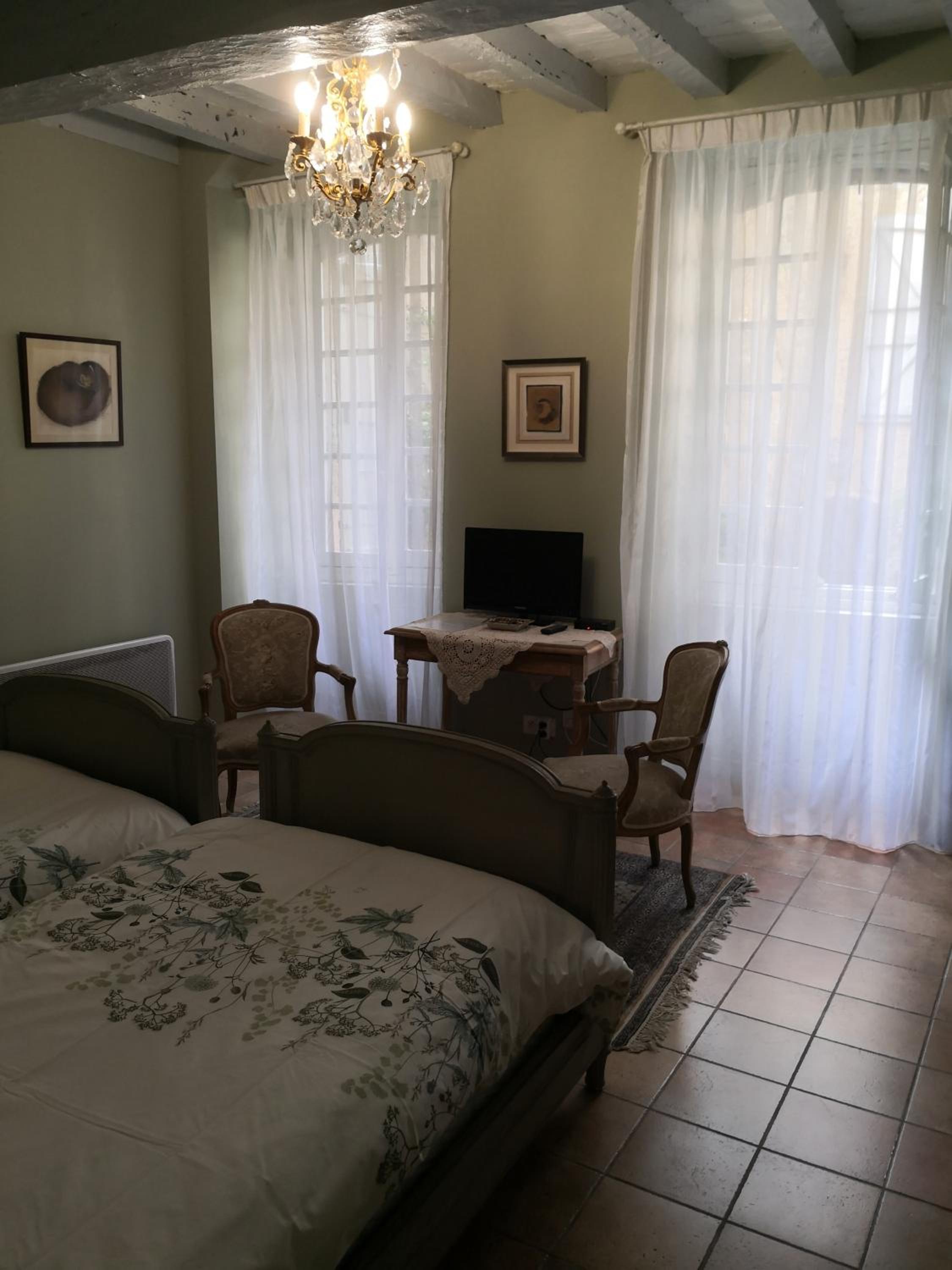 Twin Room - Photo 8