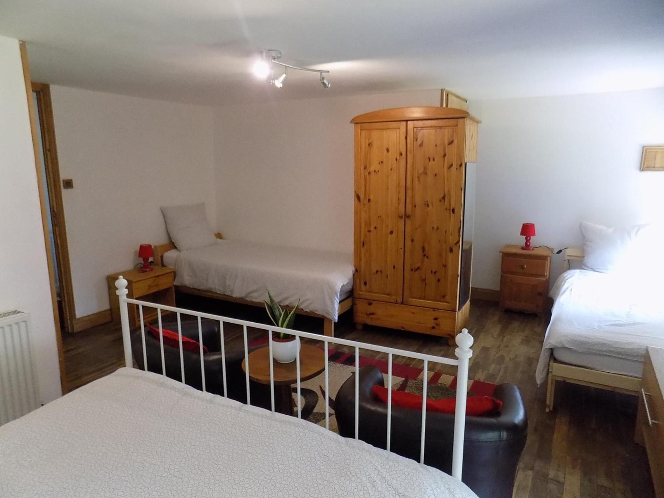 Quadruple Room with Private Bathroom - Photo 3