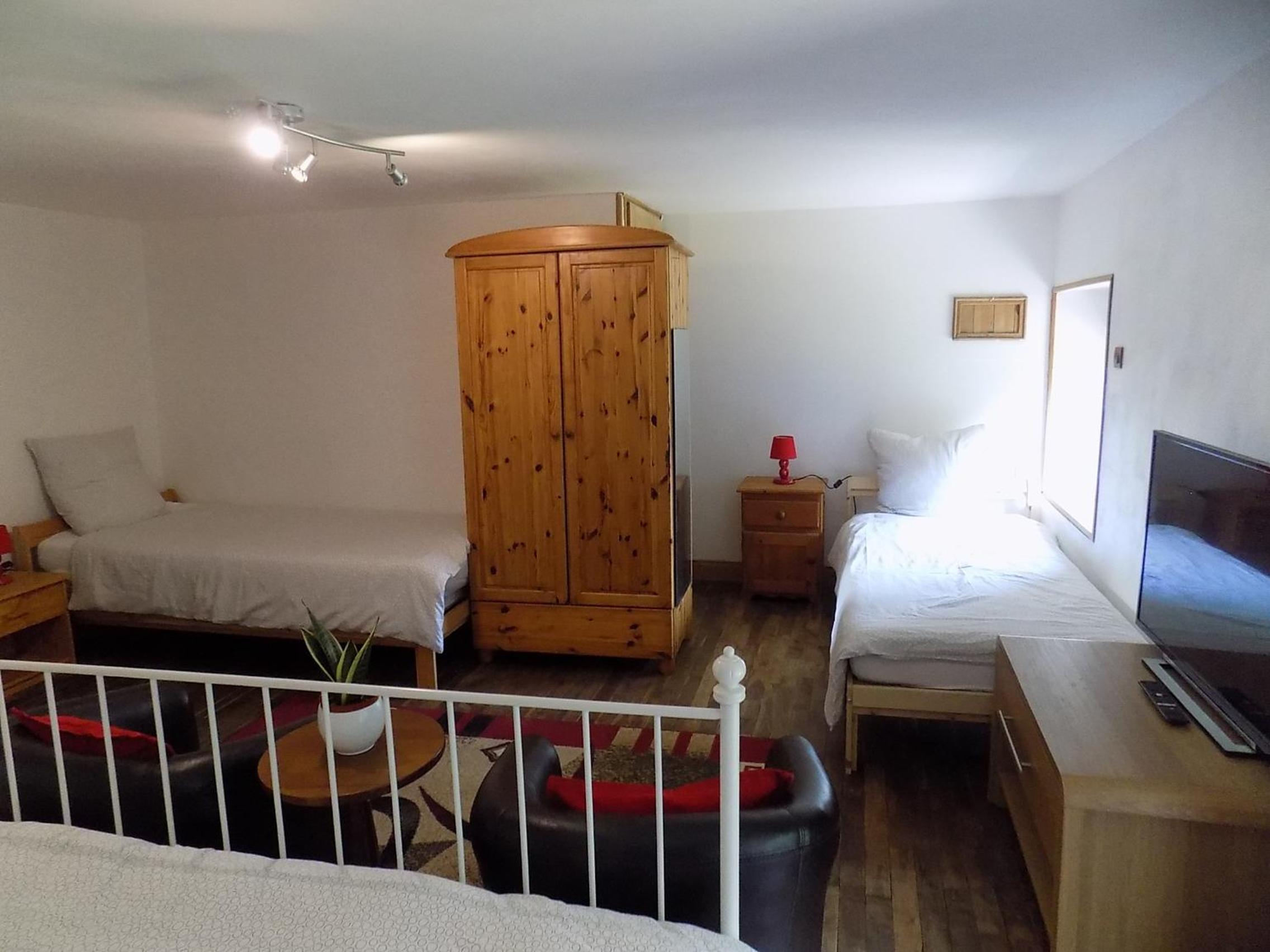 Quadruple Room with Private Bathroom - Photo 5