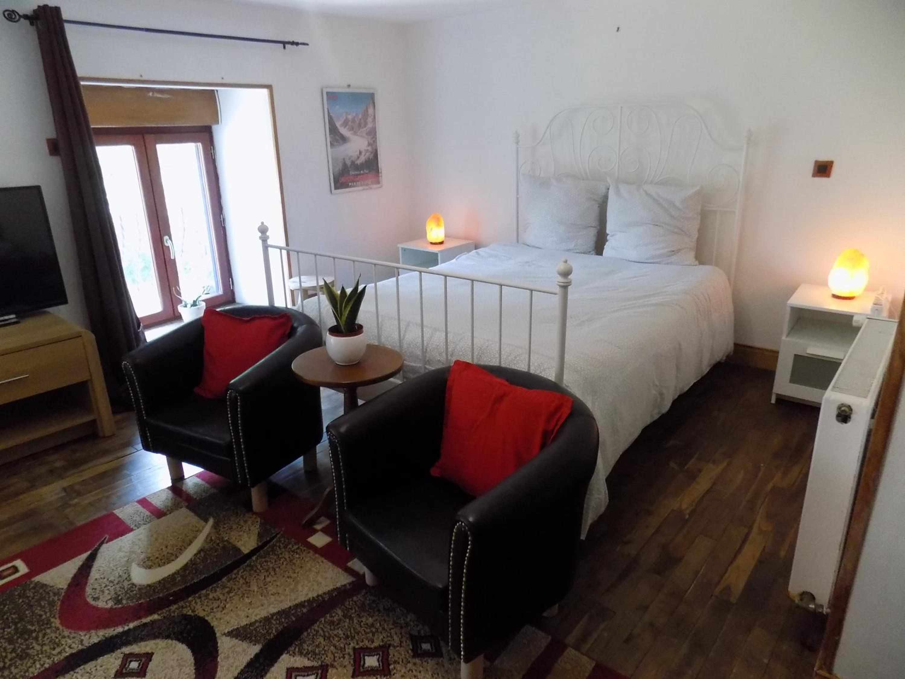 Quadruple Room with Private Bathroom - Photo 6