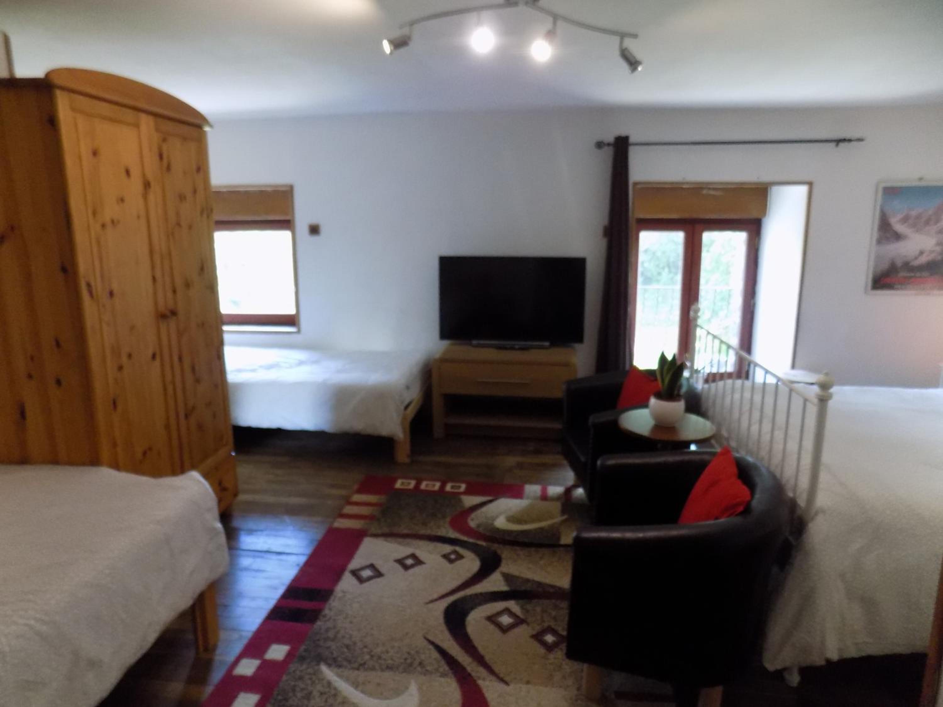 Quadruple Room with Private Bathroom - Photo 7