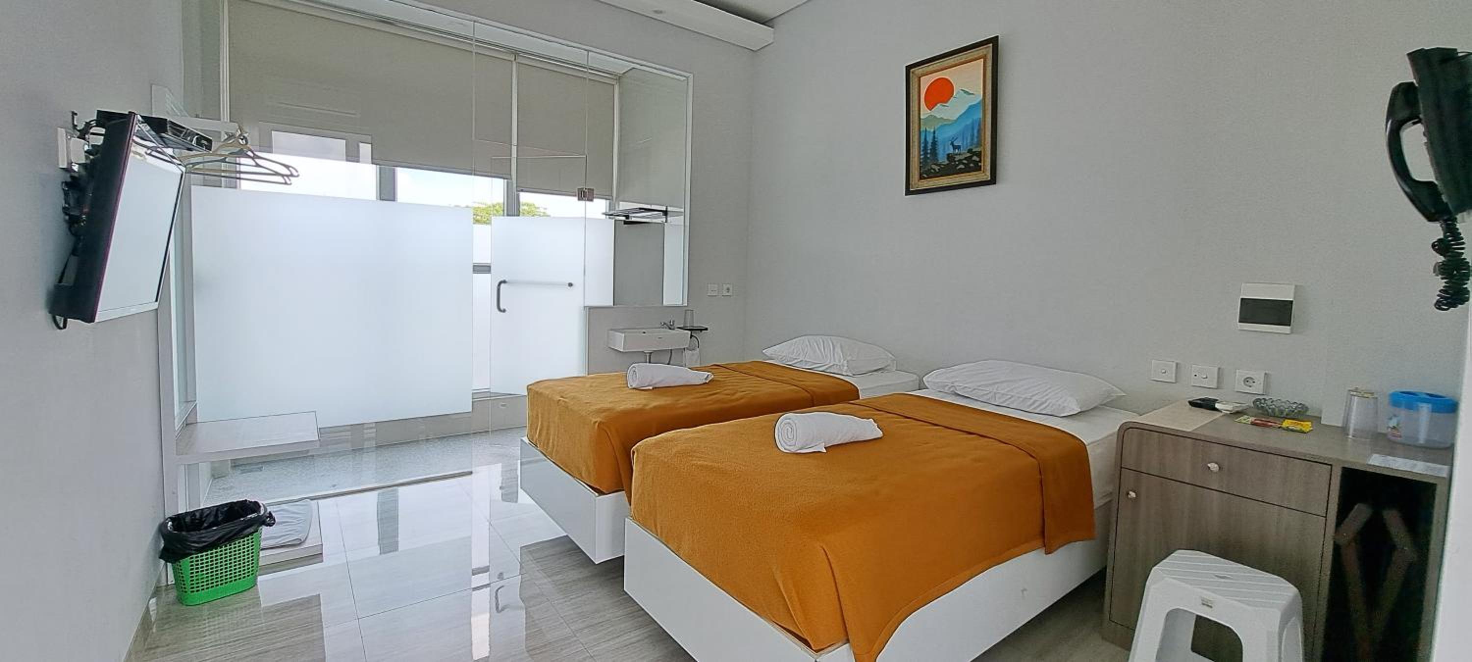 Standard Twin Room - Photo 1