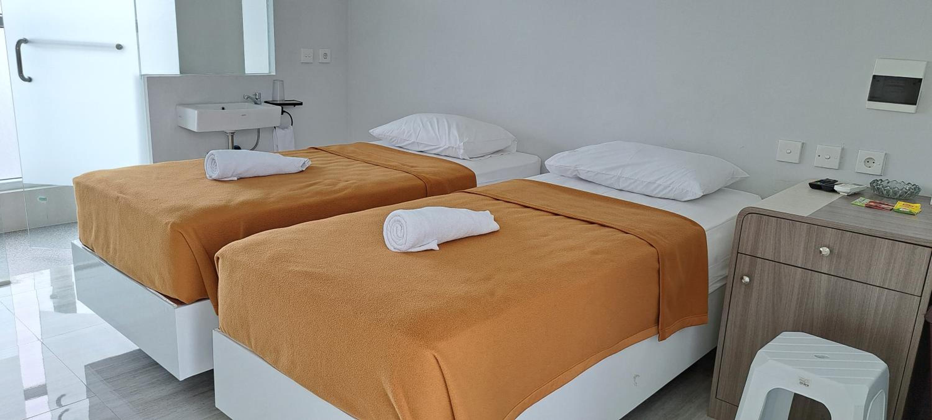Standard Twin Room - Photo 6