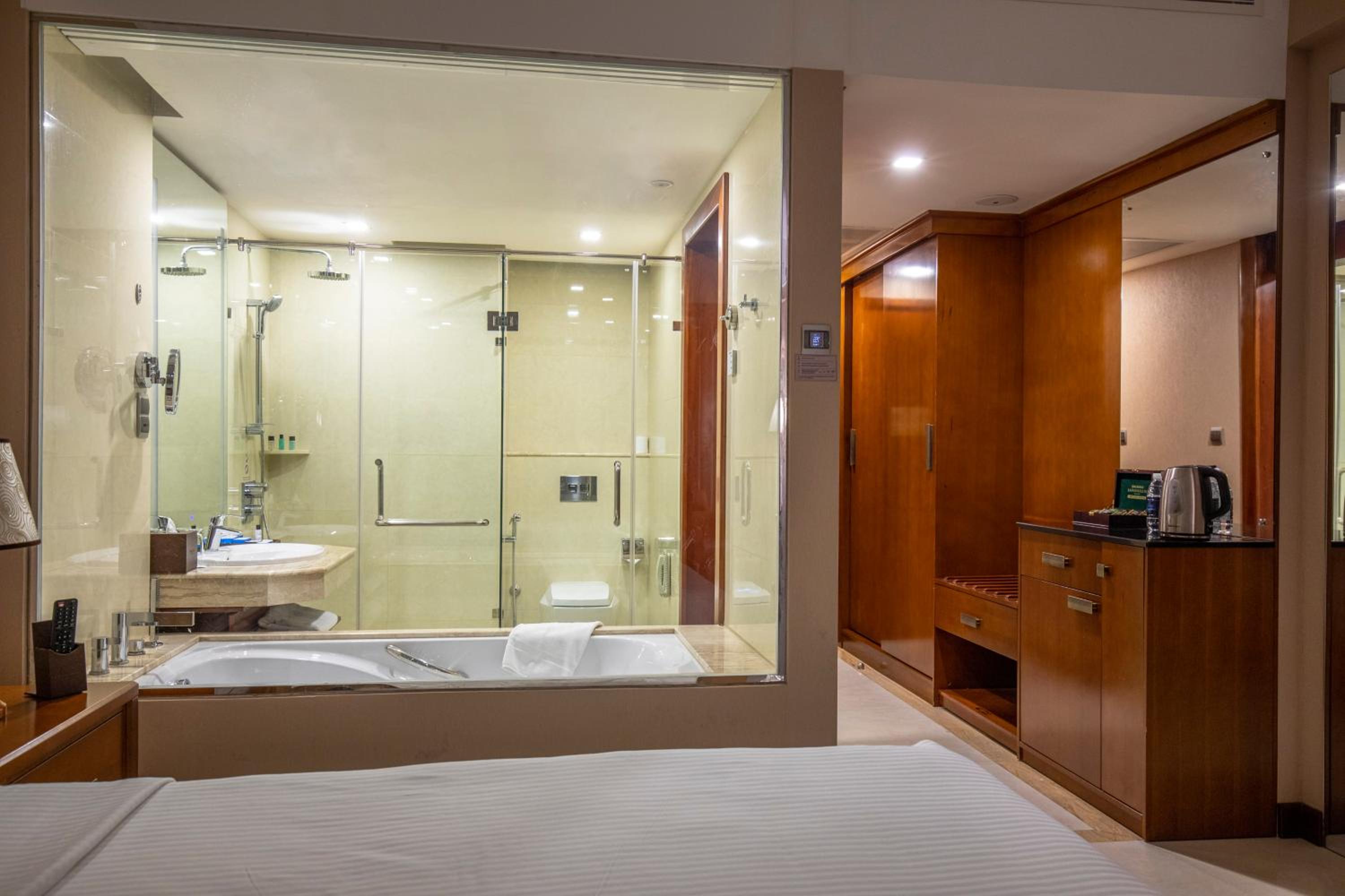 Deluxe King Room - Triple  with Complimentary City Tour & Access to Beach Lounge - Photo 1
