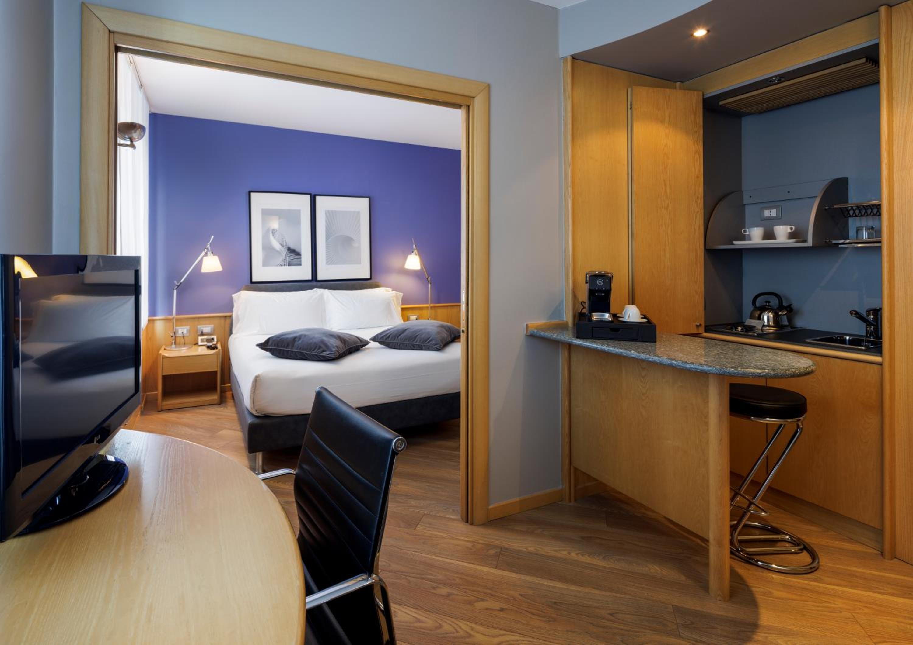Junior Queen Suite with One Single Bed - Photo 7