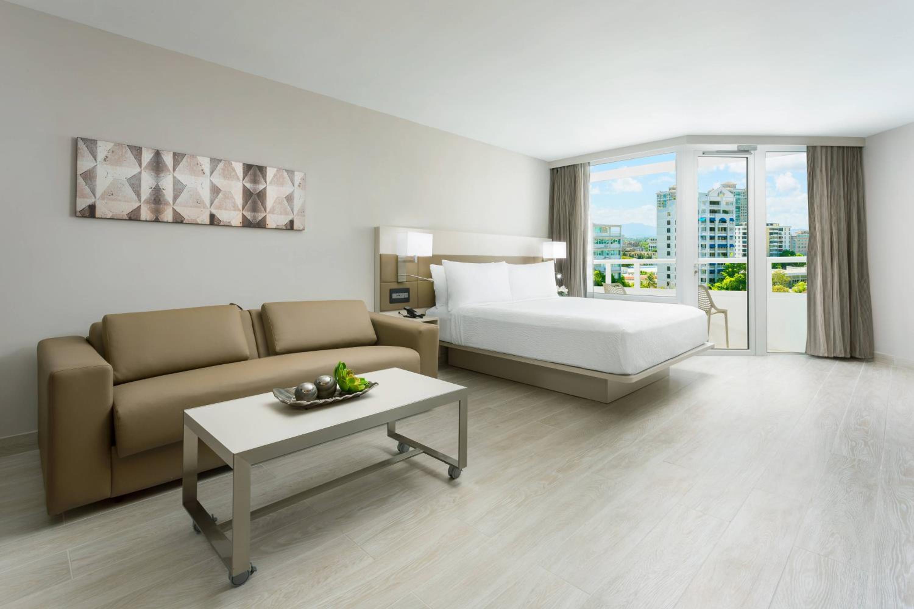 King Executive Room with Balcony - Photo 2