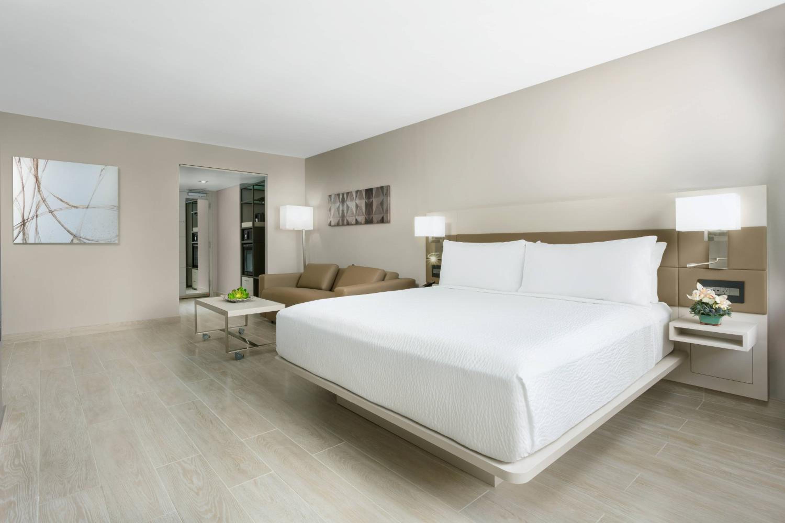 King Executive Room with Balcony - Photo 4