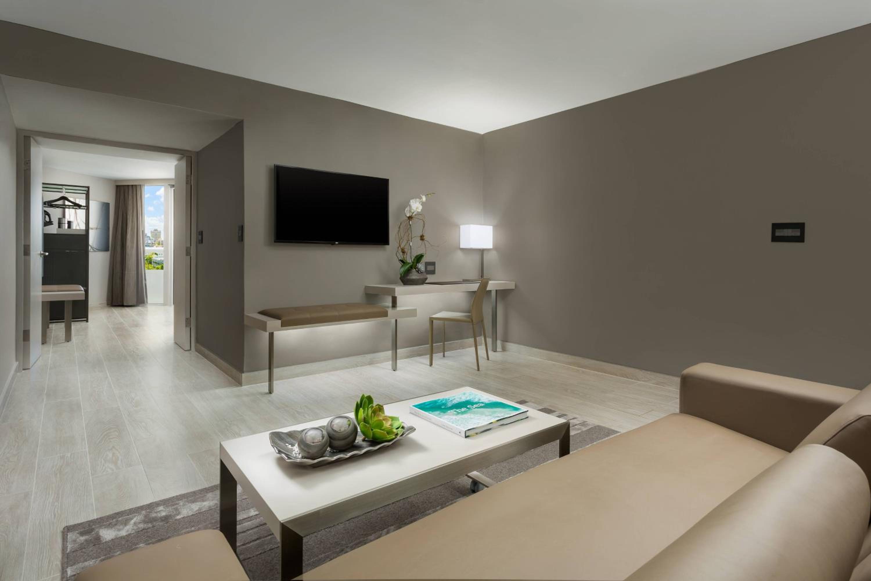 One-Bedroom King Suite with Balcony - Photo 3
