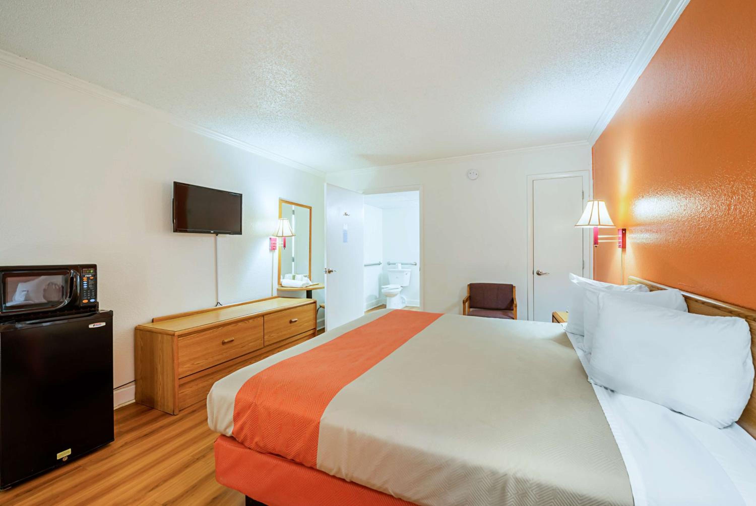 King Room - Non-Smoking photo 2
